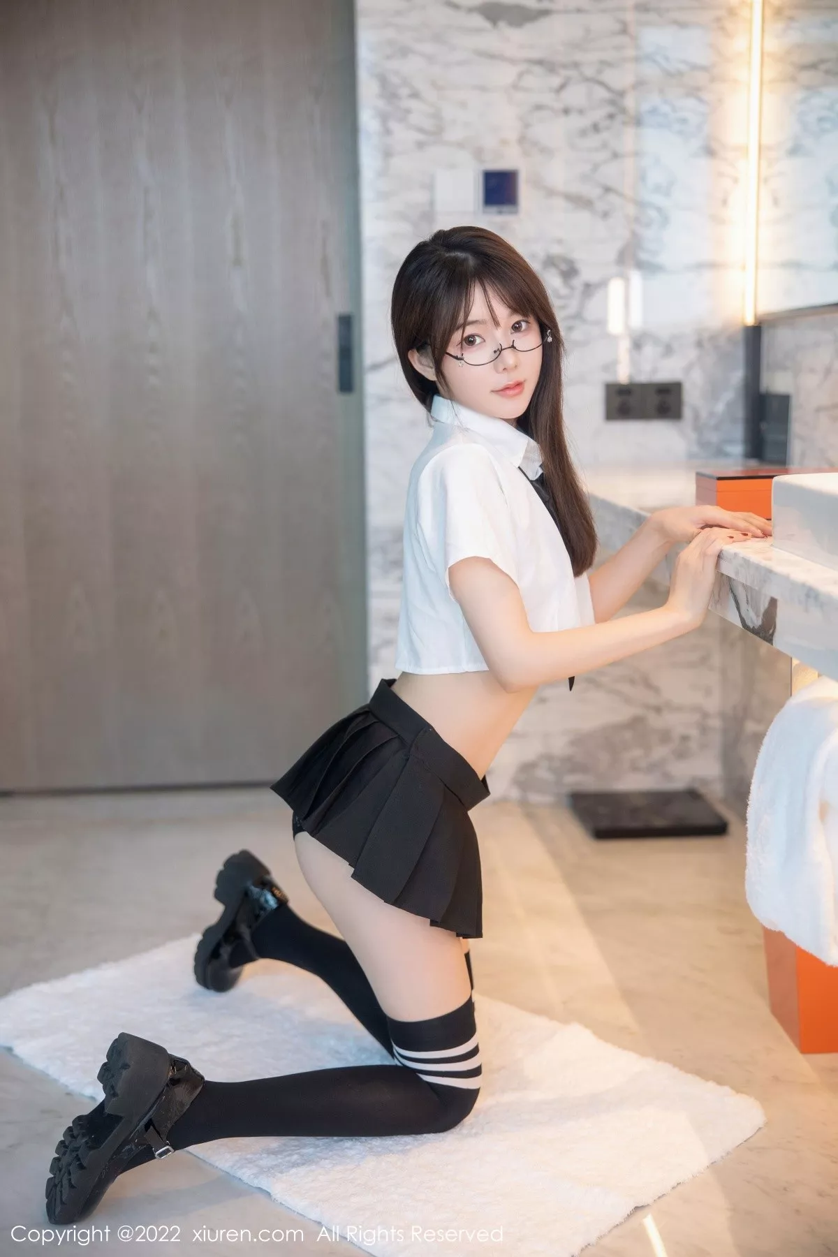 秀人集.com_[XiuRen秀人网]No.5365_模特婠婠么性感学妹制服白色短T配黑短裙秀曼妙身姿诱惑写真98P