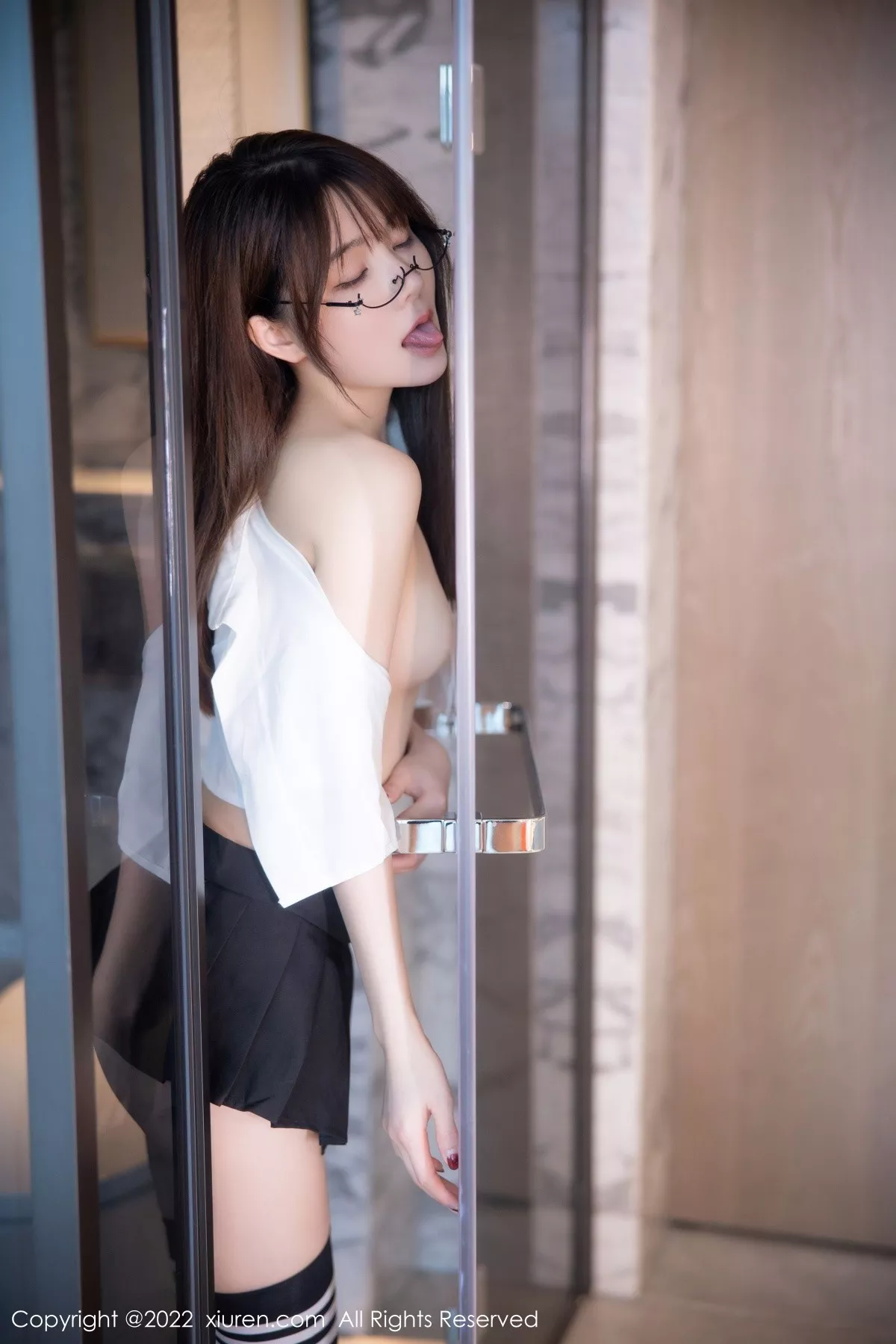 秀人集.com_[XiuRen秀人网]No.5365_模特婠婠么性感学妹制服白色短T配黑短裙秀曼妙身姿诱惑写真98P