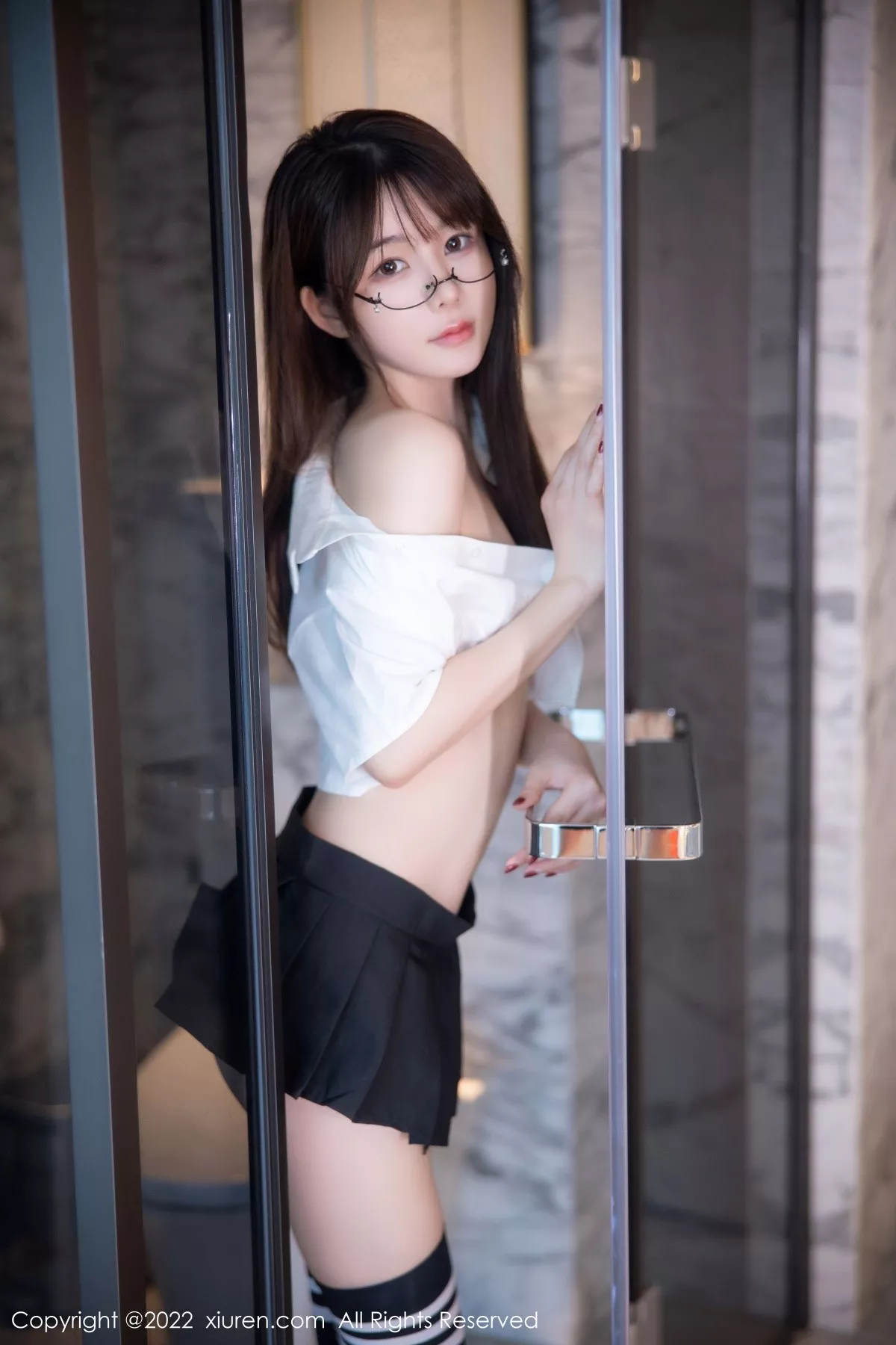 秀人集.com_[XiuRen秀人网]No.5365_模特婠婠么性感学妹制服白色短T配黑短裙秀曼妙身姿诱惑写真98P