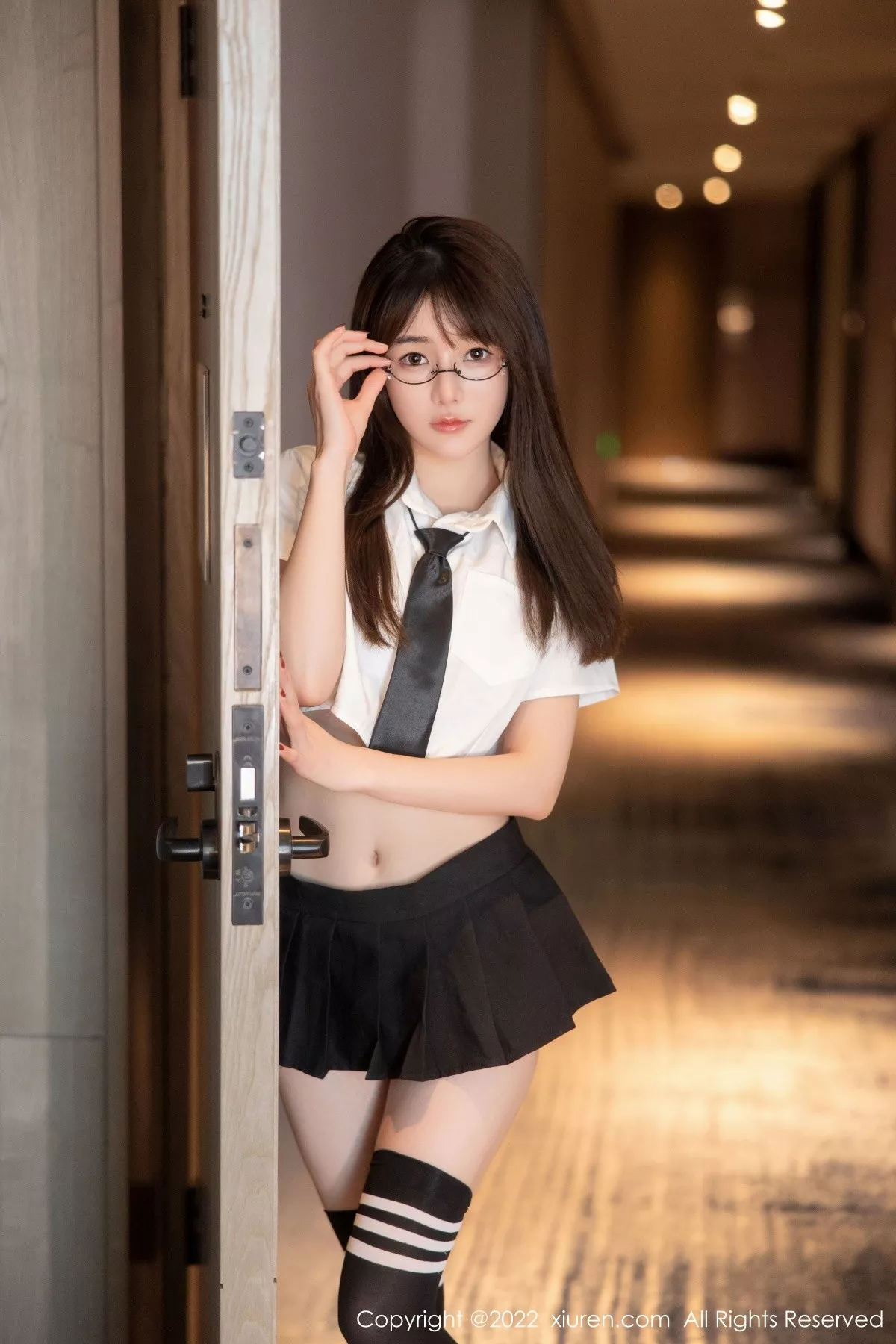 秀人集.com_[XiuRen秀人网]No.5365_模特婠婠么性感学妹制服白色短T配黑短裙秀曼妙身姿诱惑写真98P