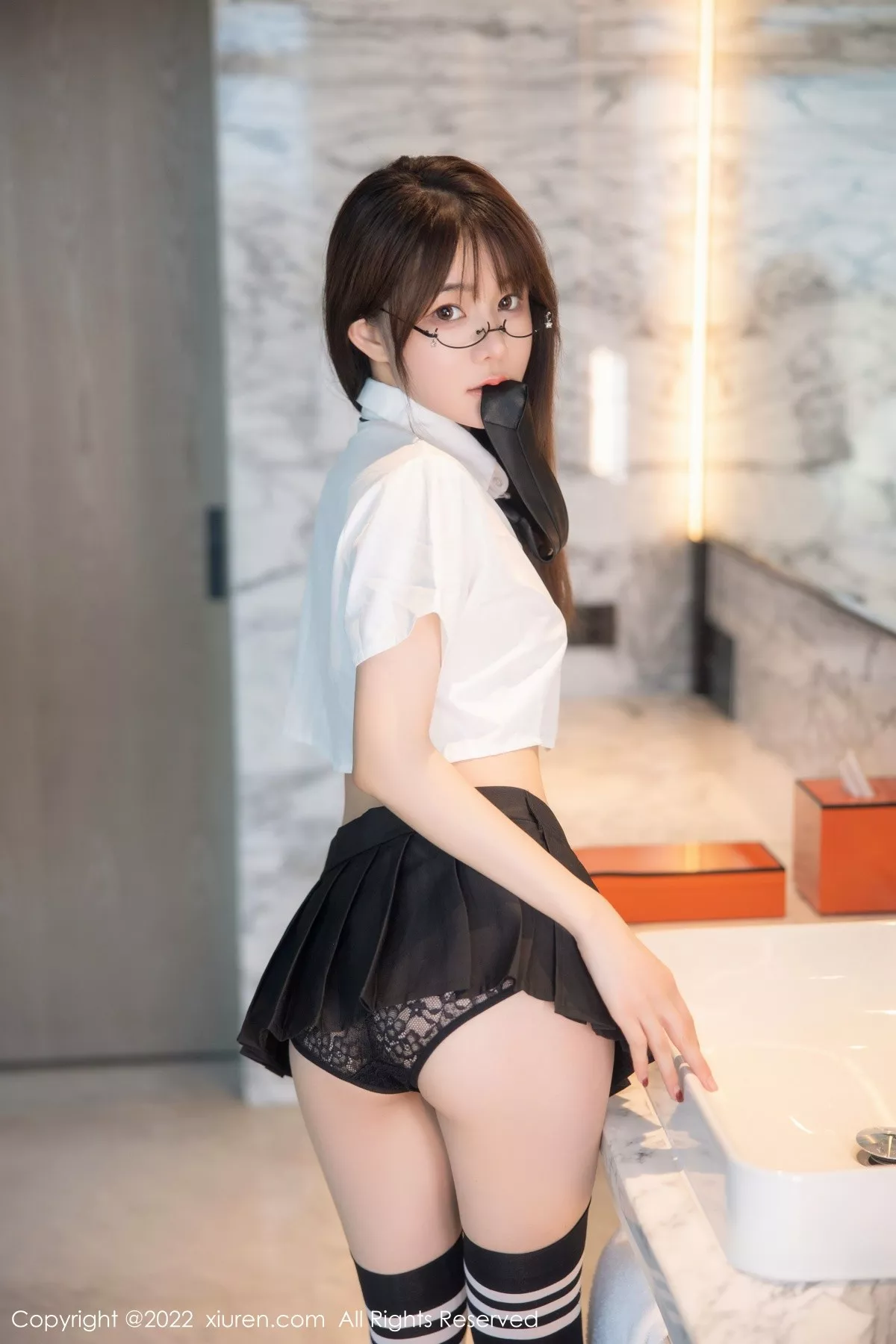 秀人集.com_[XiuRen秀人网]No.5365_模特婠婠么性感学妹制服白色短T配黑短裙秀曼妙身姿诱惑写真98P