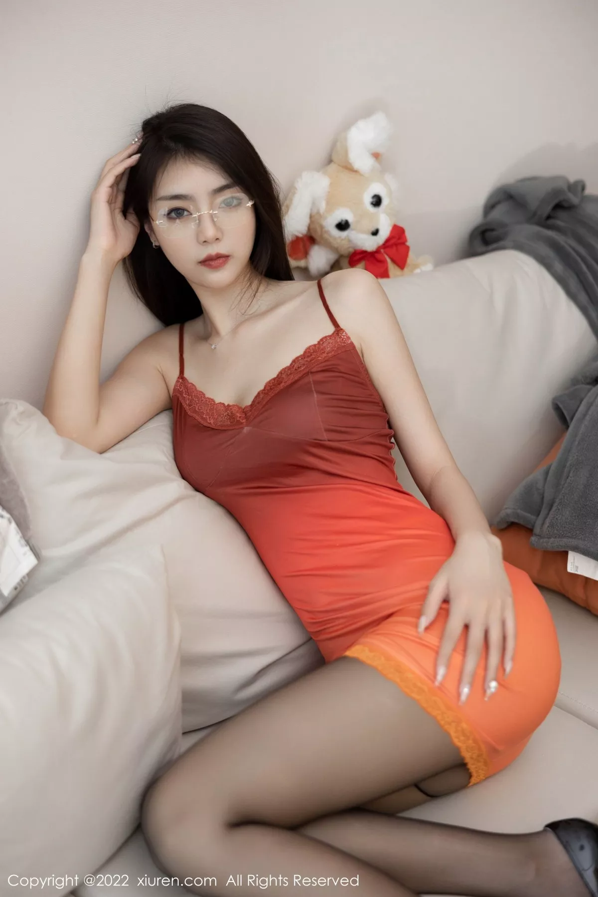 秀人集.com_[XiuRen秀人网]No.5378_模特可乐Vicky橙灰色连衣短裙配超薄黑丝秀翘臀美腿诱惑写真50P