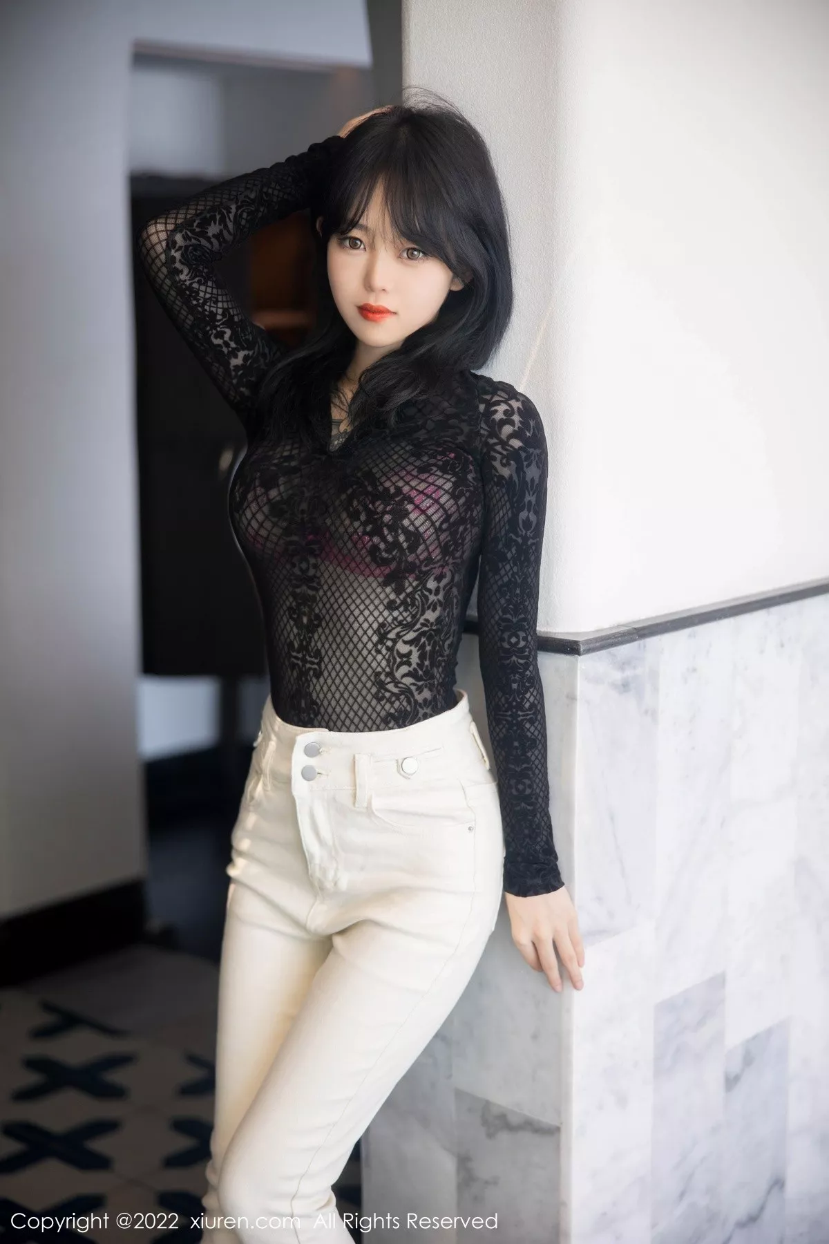 秀人集.com_[XiuRen秀人网]No.5386_模特奶瓶大理旅拍黑色网纱上衣配白色长裤露粉色内衣诱惑写真98P