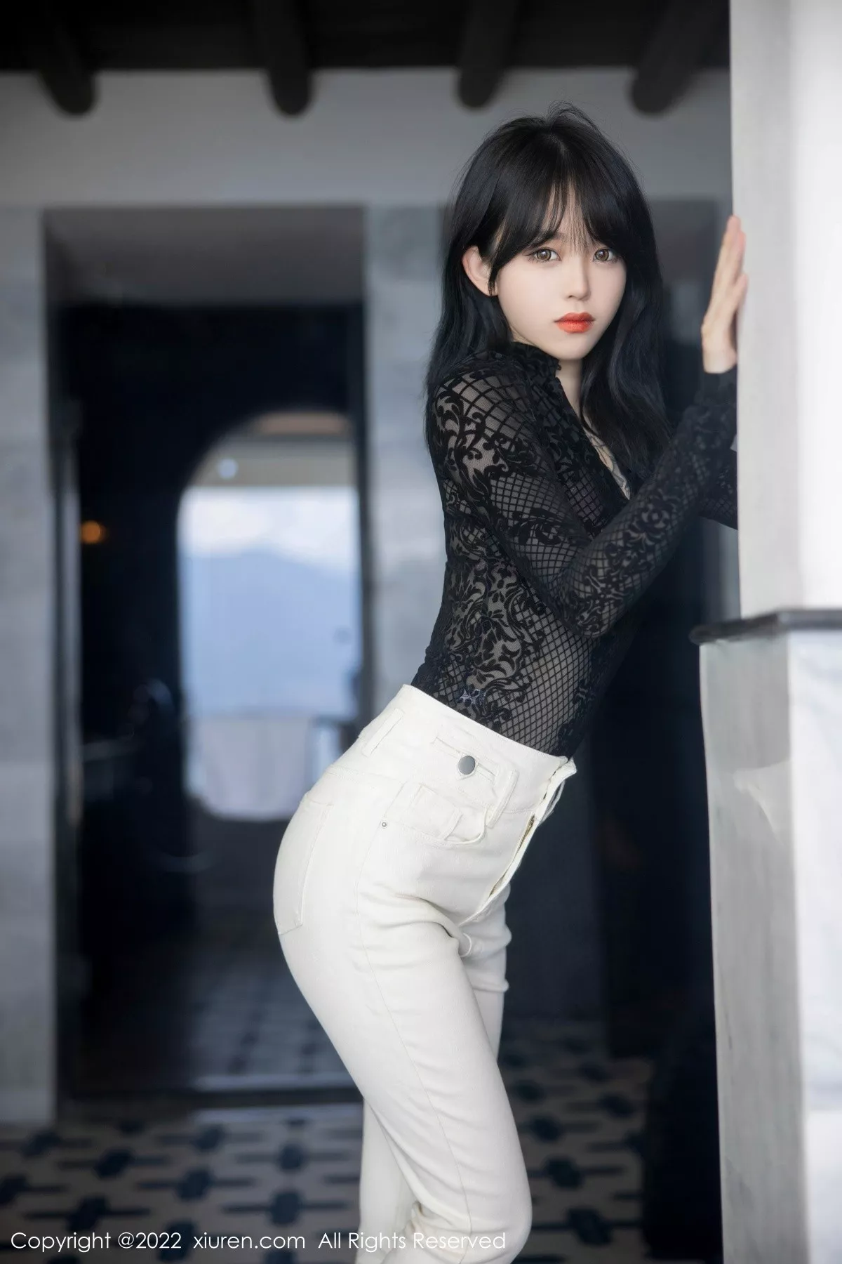 秀人集.com_[XiuRen秀人网]No.5386_模特奶瓶大理旅拍黑色网纱上衣配白色长裤露粉色内衣诱惑写真98P