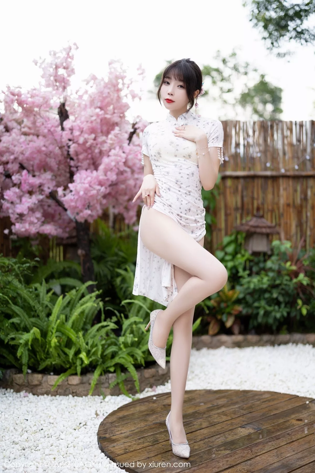 秀人集.com_[XiaoYu画语界]Vol.838_女神徐莉芝Booty户外性感浅色旗袍+白色网纱服饰完美诱惑写真86P