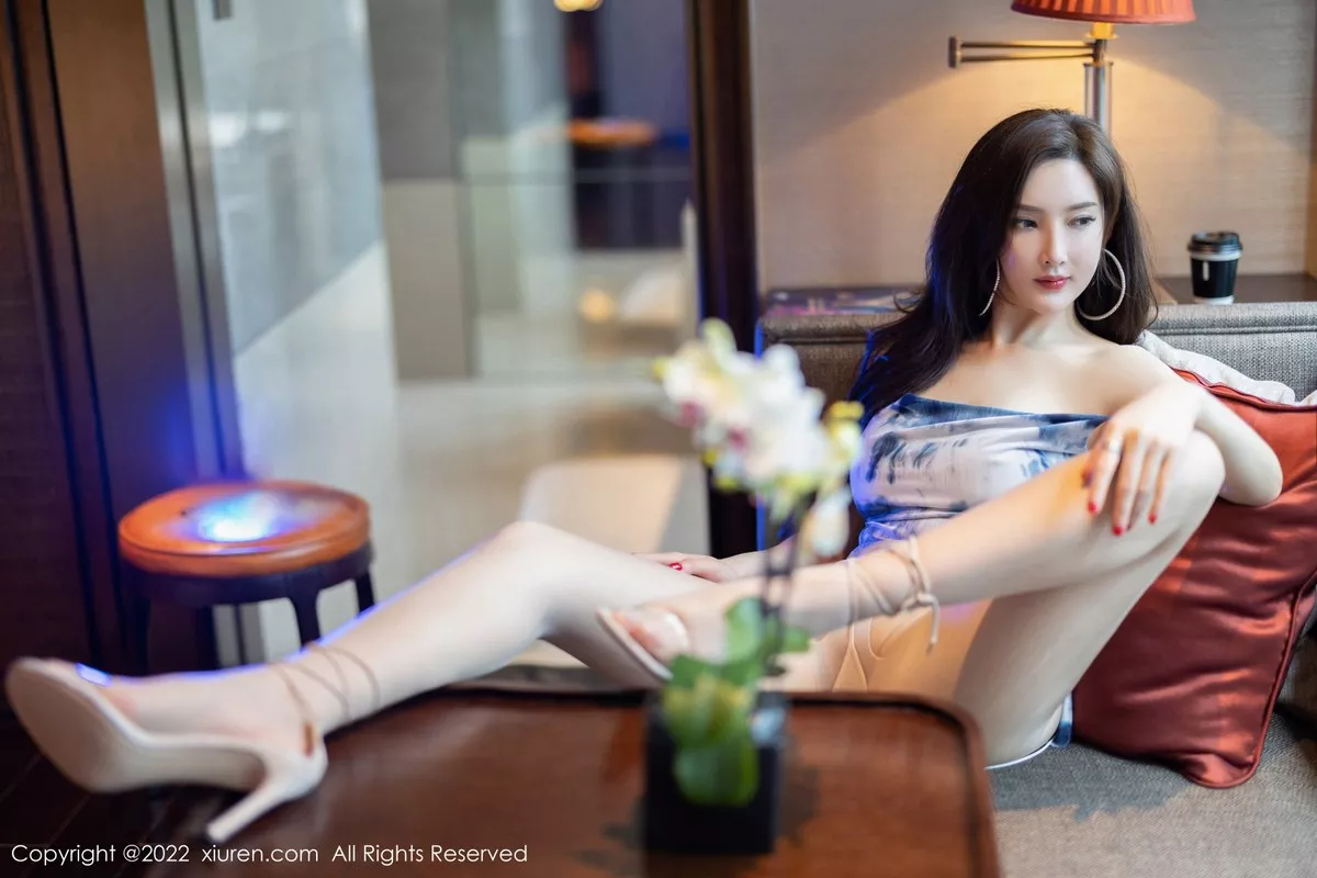 秀人集.com_[XiuRen秀人网]No.5411_女神Carol小肥莹私房性感蓝白吊带短裙半脱秀豪乳翘臀诱惑写真64P