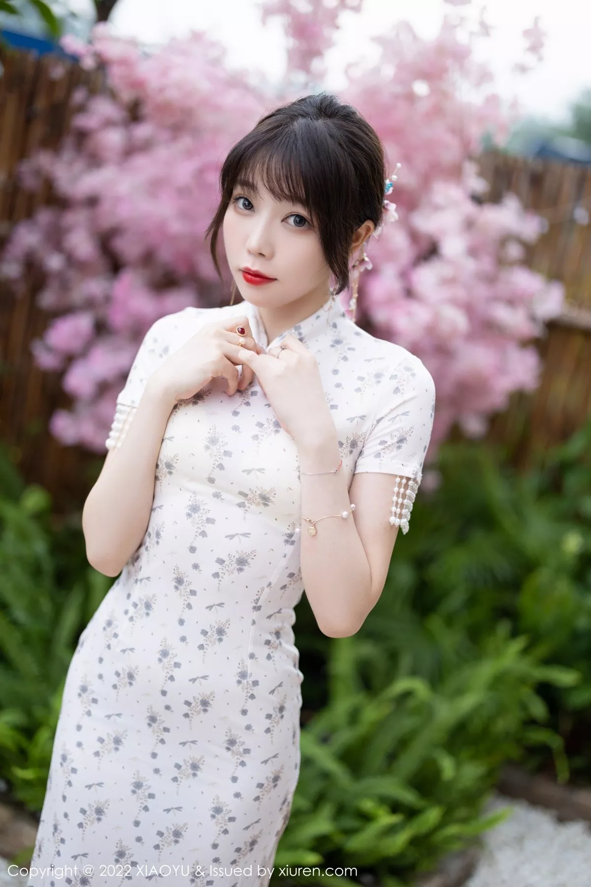 秀人集.com_[XiaoYu画语界]Vol.838_女神徐莉芝Booty户外性感浅色旗袍+白色网纱服饰完美诱惑写真86P