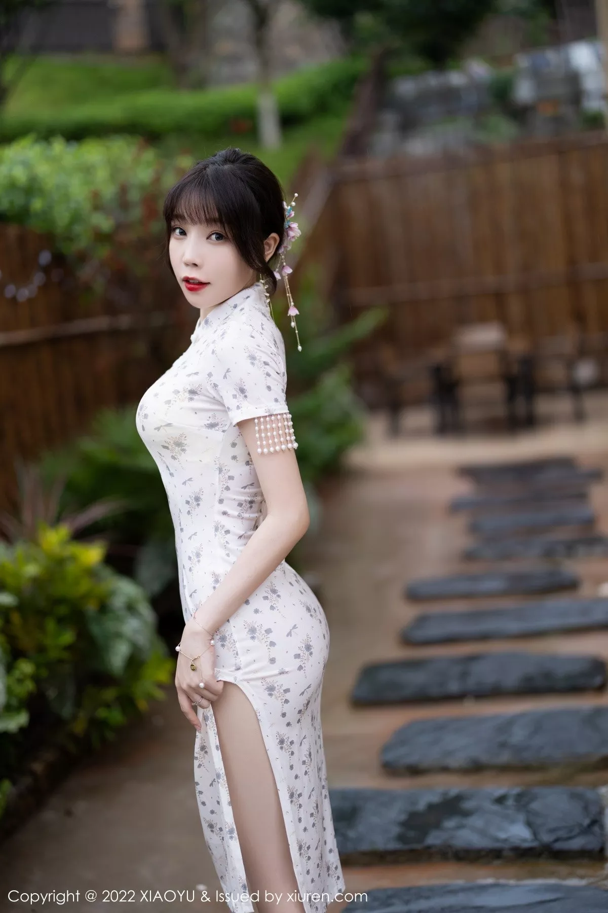 秀人集.com_[XiaoYu画语界]Vol.838_女神徐莉芝Booty户外性感浅色旗袍+白色网纱服饰完美诱惑写真86P