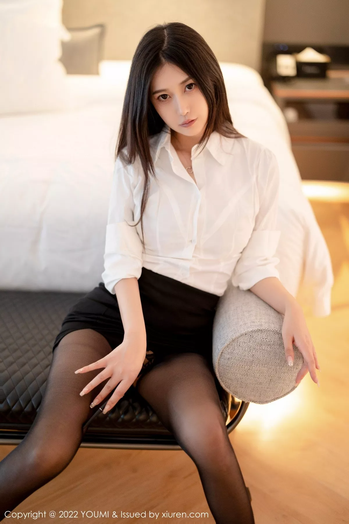 秀人集.com_[YouMi尤蜜荟]Vol.827_模特laura阿姣性感黑色短裙下超薄黑丝裤袜秀翘臀美腿诱惑写真70P