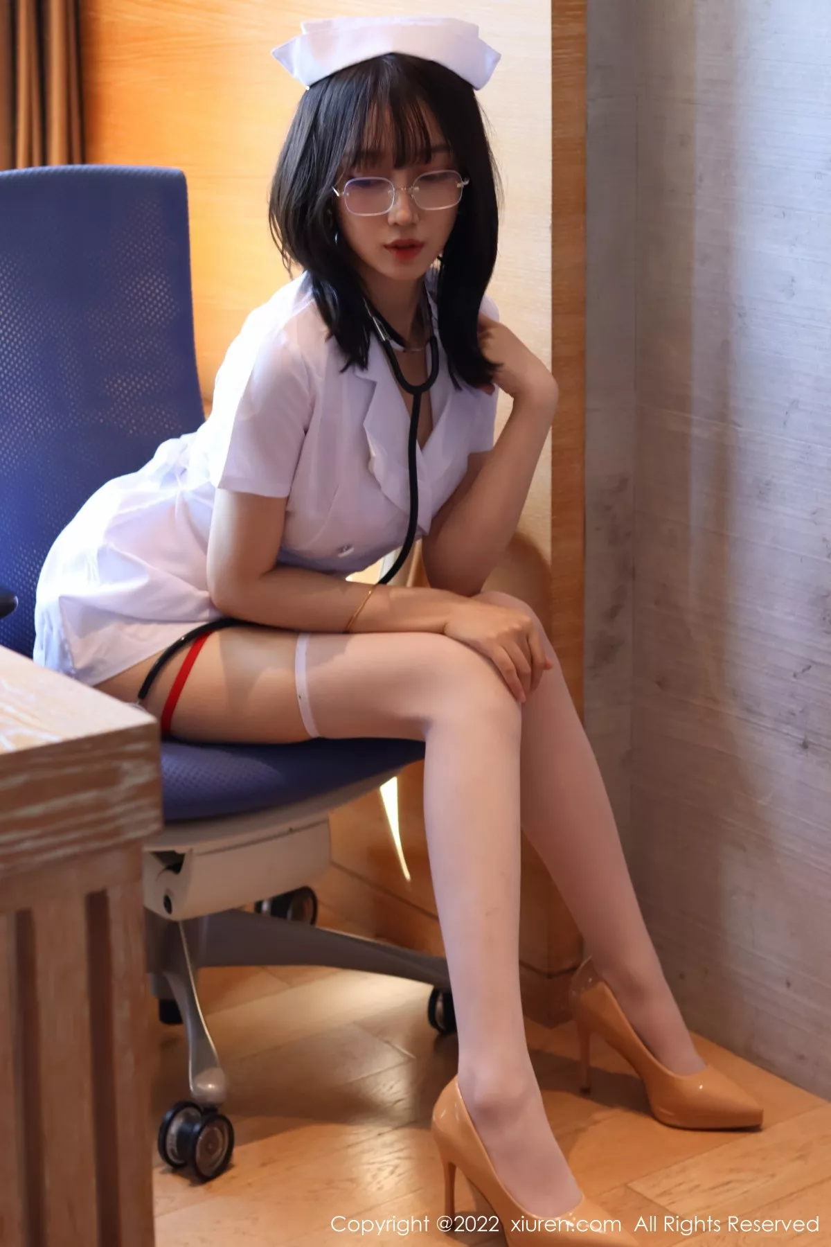 秀人集.com_[XiuRen秀人网]No.5438_模特玥儿玥er香格里拉旅拍半脱护士服露红色情趣内衣诱惑写真54P