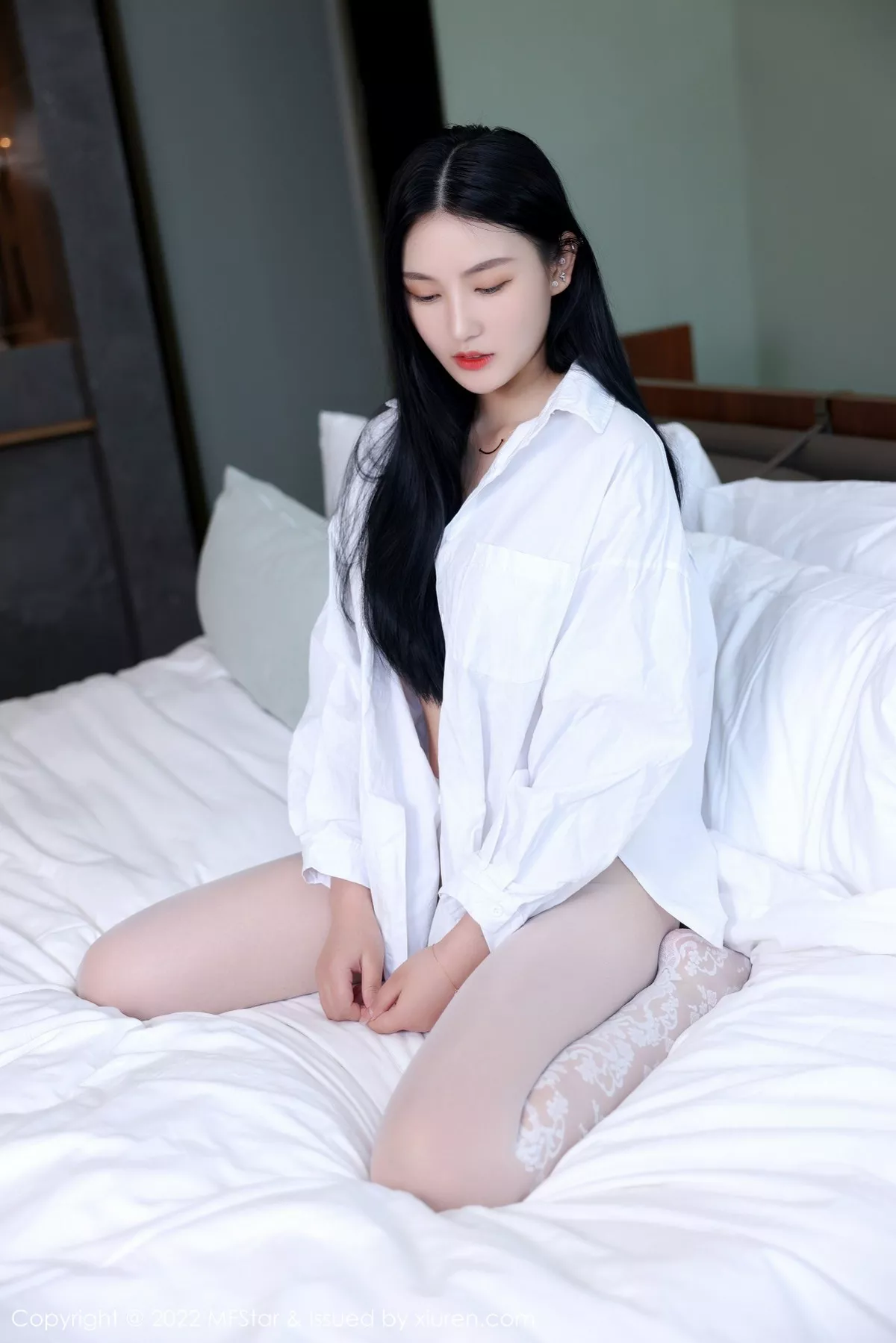 秀人集.com_[MFStar模范学院]Vol.565_新人模特小米XM性感白T配白色蛇纹无内丝袜惹火诱惑写真61P