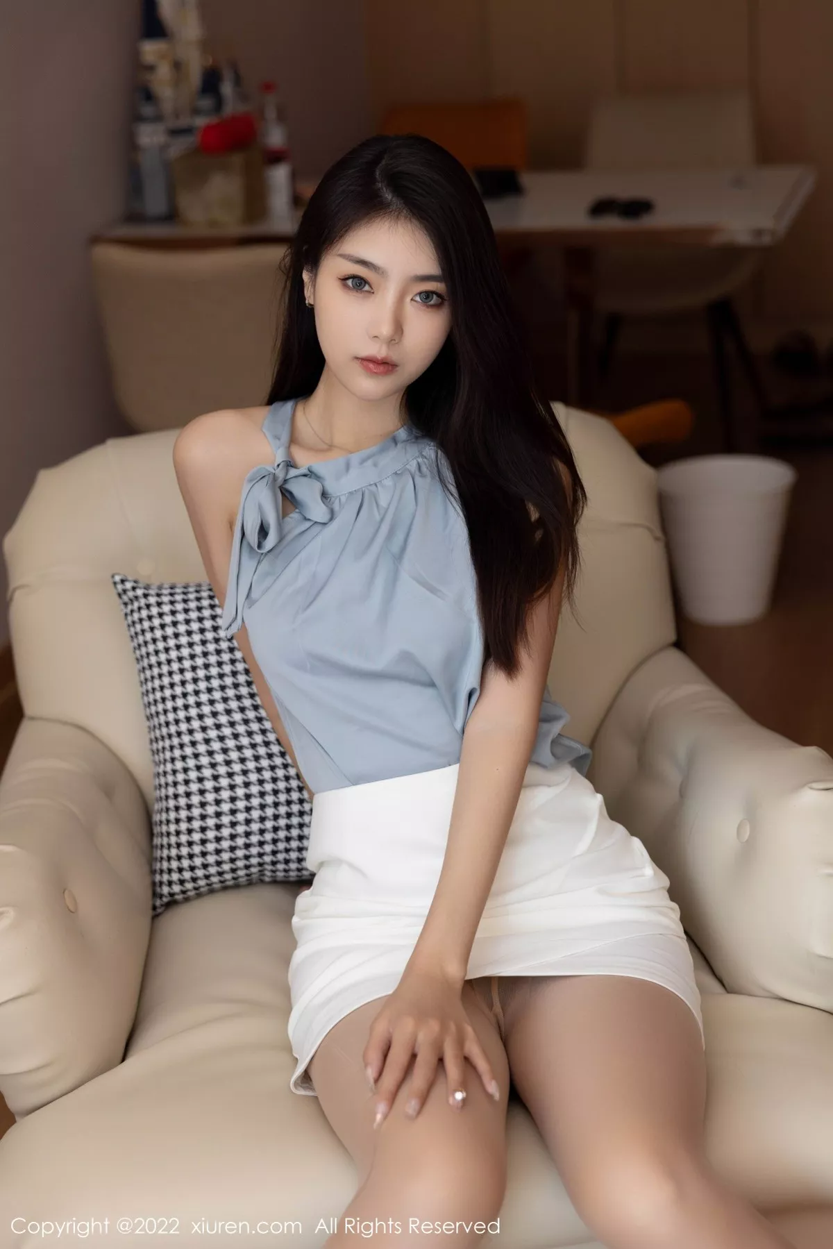 秀人集.com_[XiuRen秀人网]No.5459_模特可乐Vicky淡蓝色上衣配性感白色短裙秀苗条身材诱惑写真56P