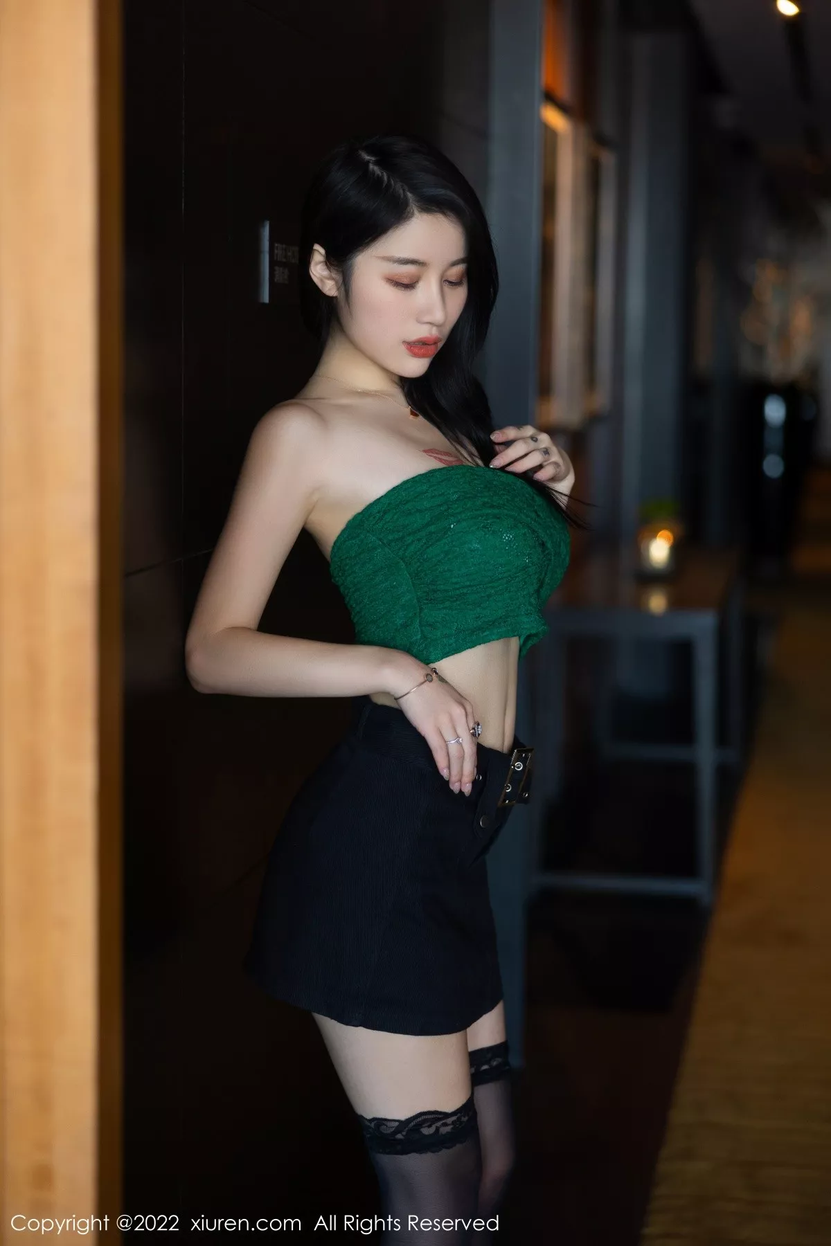 秀人集.com_[XiuRen秀人网]No.5455_模特美七Mia西双版纳旅拍露肩短装配黑短裙秀惹火身材诱惑写真75P