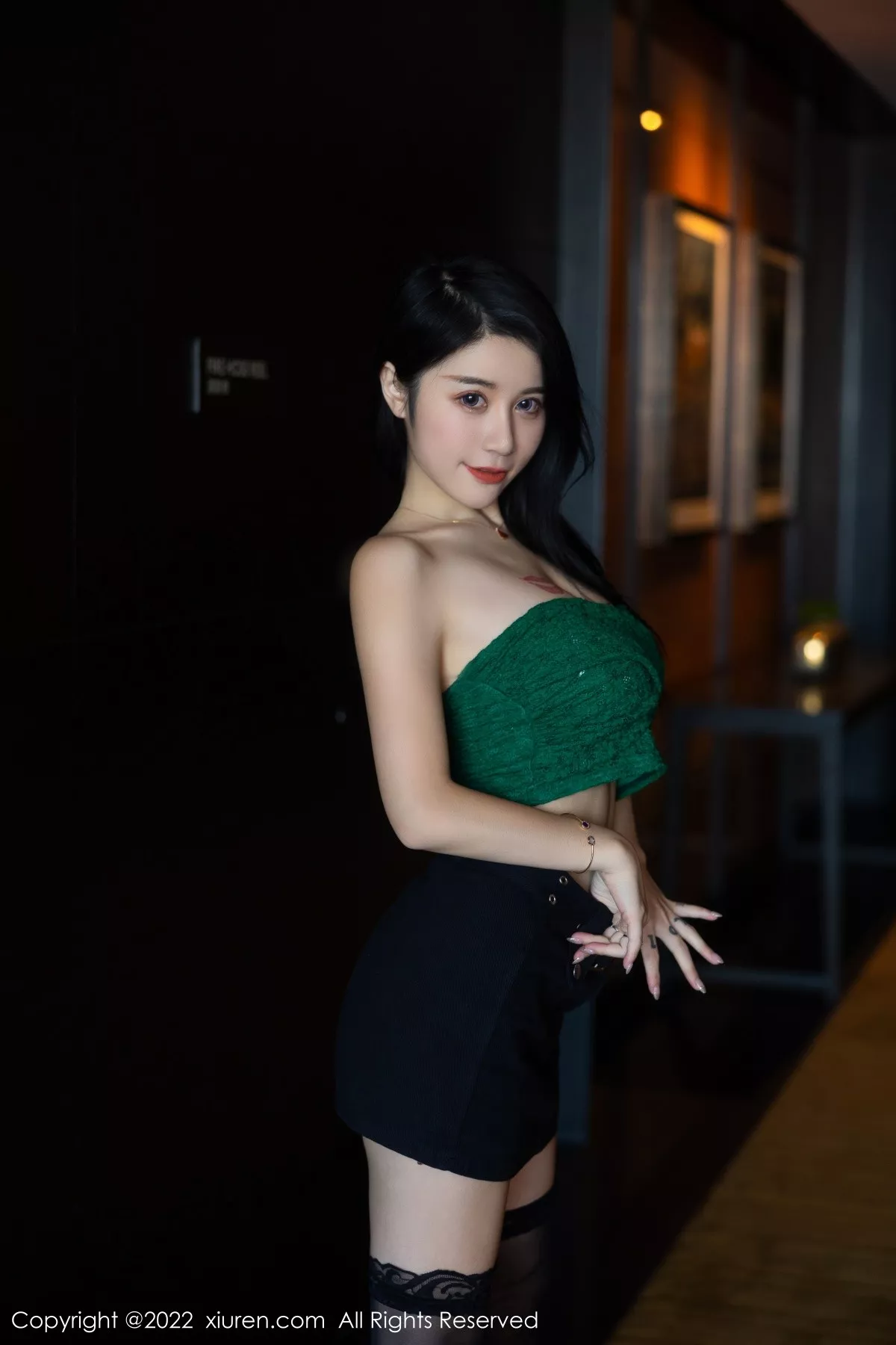 秀人集.com_[XiuRen秀人网]No.5455_模特美七Mia西双版纳旅拍露肩短装配黑短裙秀惹火身材诱惑写真75P