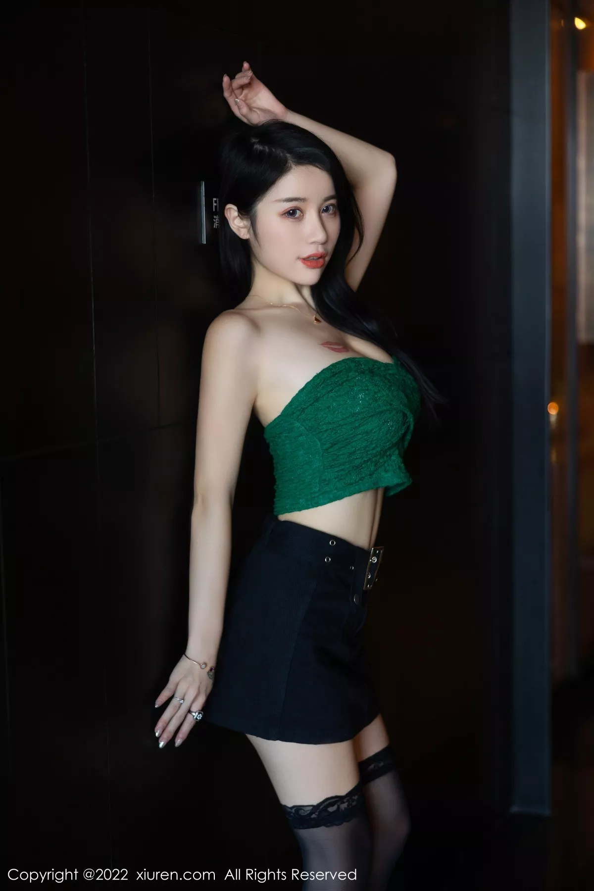 秀人集.com_[XiuRen秀人网]No.5455_模特美七Mia西双版纳旅拍露肩短装配黑短裙秀惹火身材诱惑写真75P
