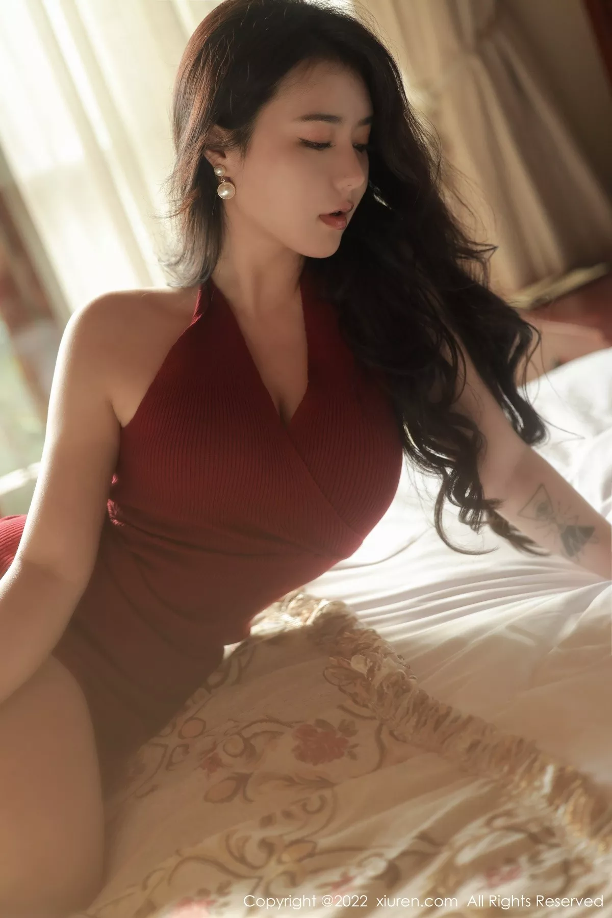 秀人集.com_[XiuRen秀人网]No.5457_女神玛鲁娜三亚旅拍红色露肩连衣短裙配黑丝袜秀翘臀诱惑写真56P