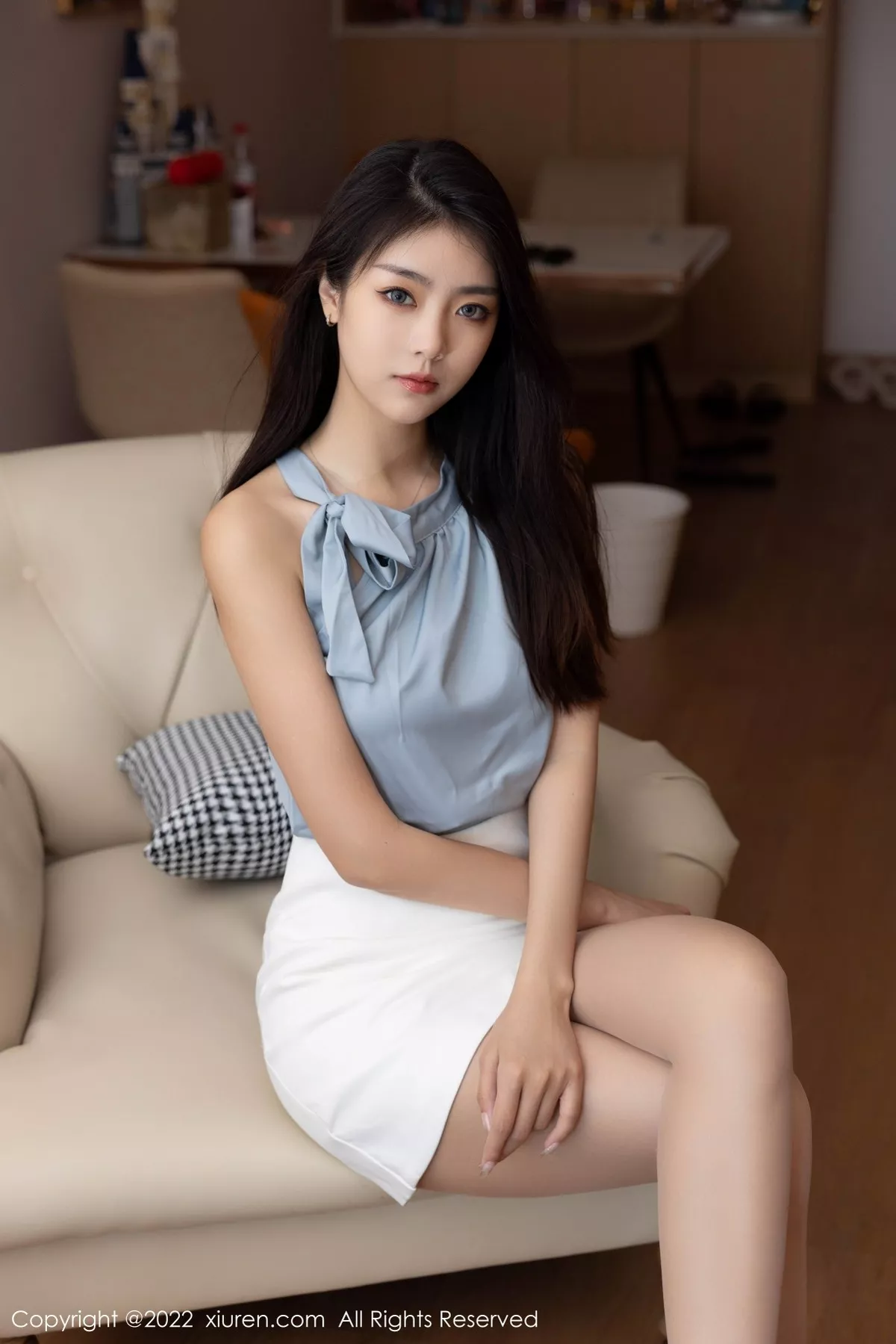 秀人集.com_[XiuRen秀人网]No.5459_模特可乐Vicky淡蓝色上衣配性感白色短裙秀苗条身材诱惑写真56P