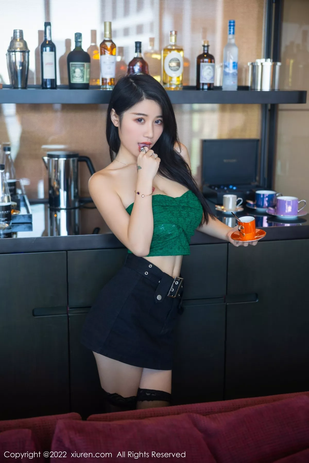 秀人集.com_[XiuRen秀人网]No.5455_模特美七Mia西双版纳旅拍露肩短装配黑短裙秀惹火身材诱惑写真75P