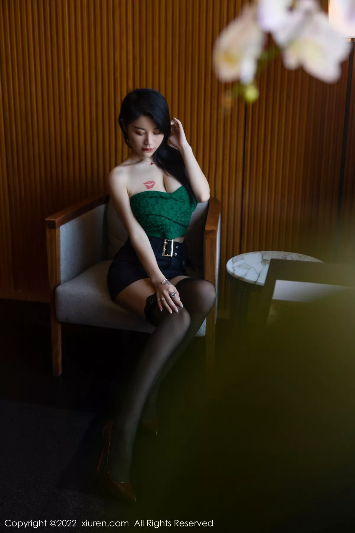 秀人集.com_[XiuRen秀人网]No.5455_模特美七Mia西双版纳旅拍露肩短装配黑短裙秀惹火身材诱惑写真75P
