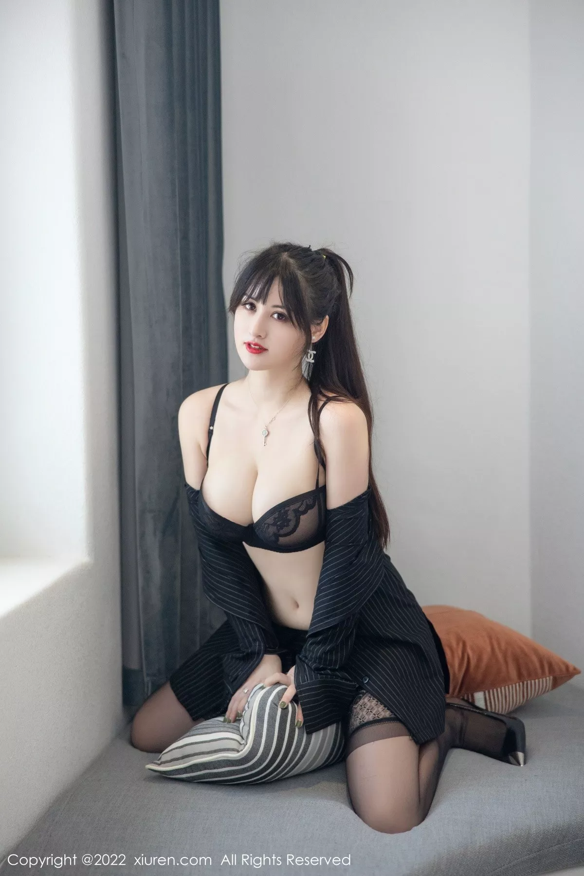 秀人集.com_[XiuRen秀人网]No.5335_模特诗诗kiki大理旅拍半脱黑色条纹T恤露性感蕾丝内衣诱惑写真83P