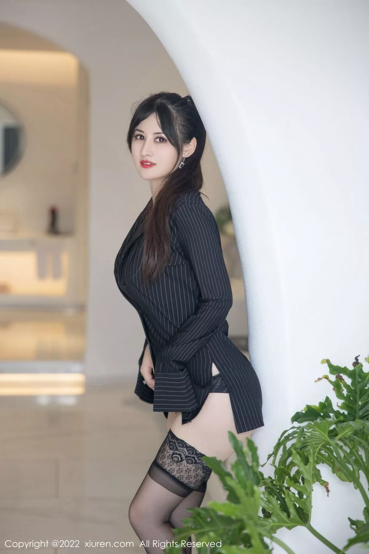 秀人集.com_[XiuRen秀人网]No.5335_模特诗诗kiki大理旅拍半脱黑色条纹T恤露性感蕾丝内衣诱惑写真83P