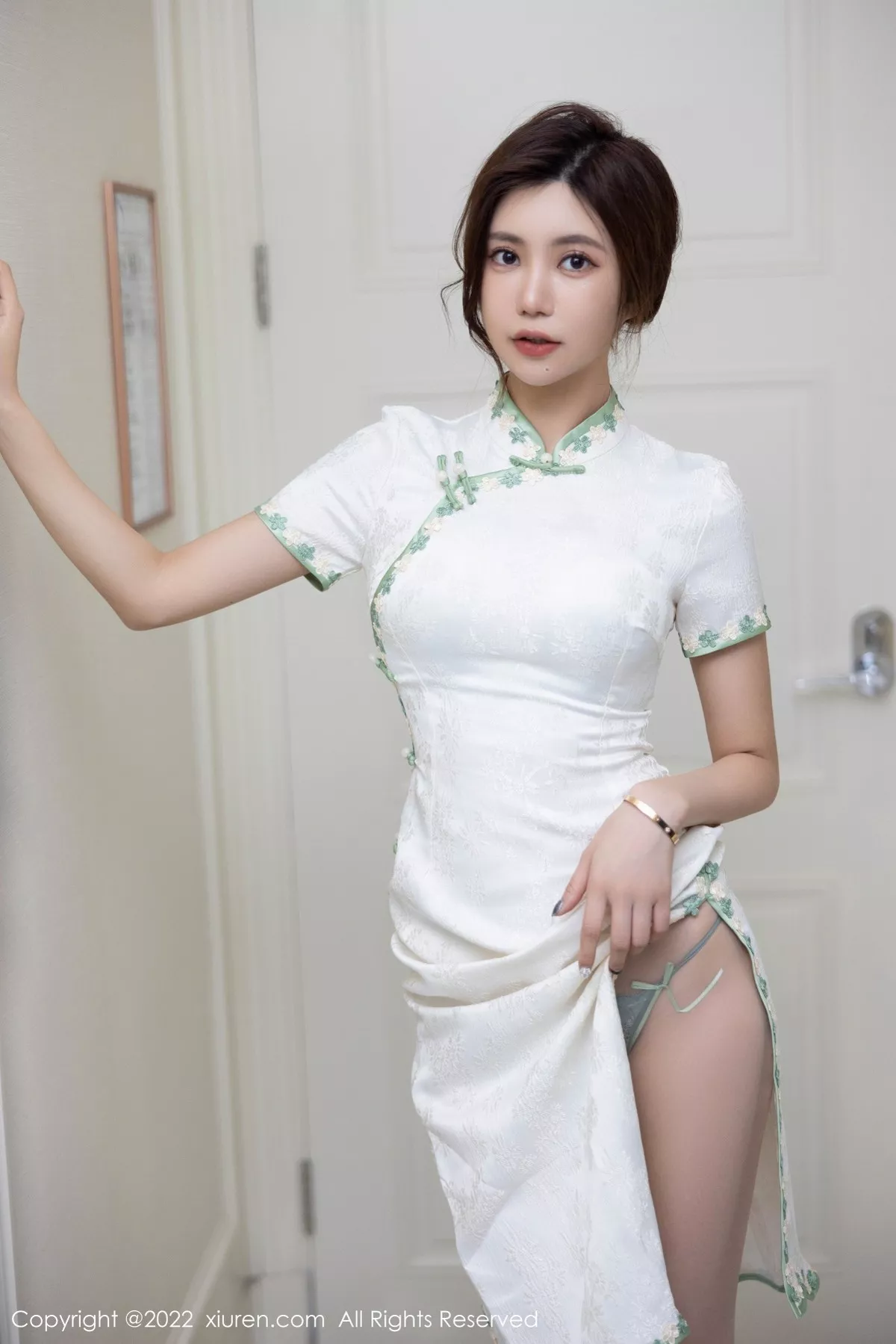 秀人集.com_[XiuRen秀人网]No.5468_女神绮里嘉海南心愿旅拍户外性感白色旗袍配原色丝袜诱惑写真92P