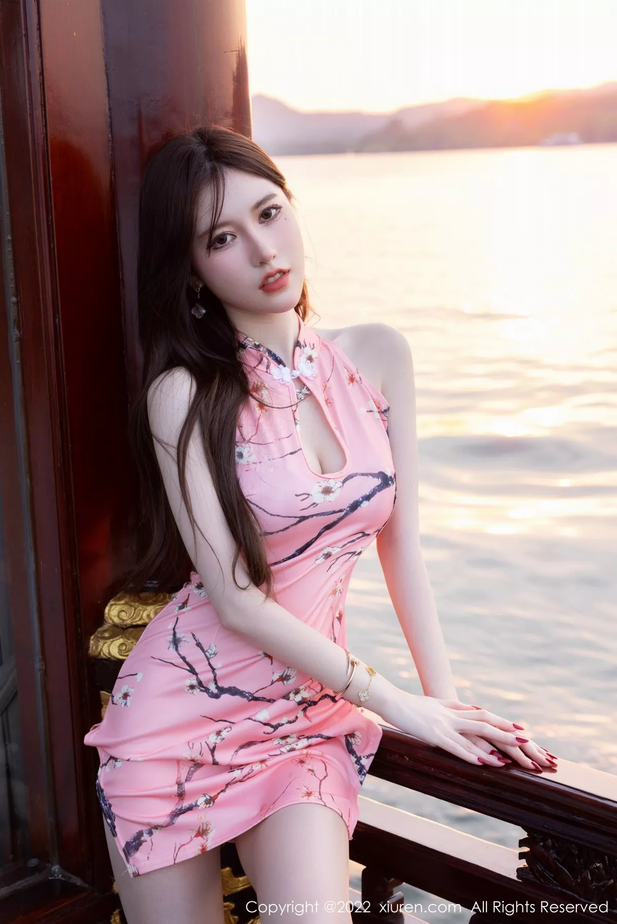 秀人集.com_[XiuRen秀人网]No.5515_模特美桃酱海南心愿旅拍性感粉色旗袍配超薄白丝勾魂诱惑写真73P