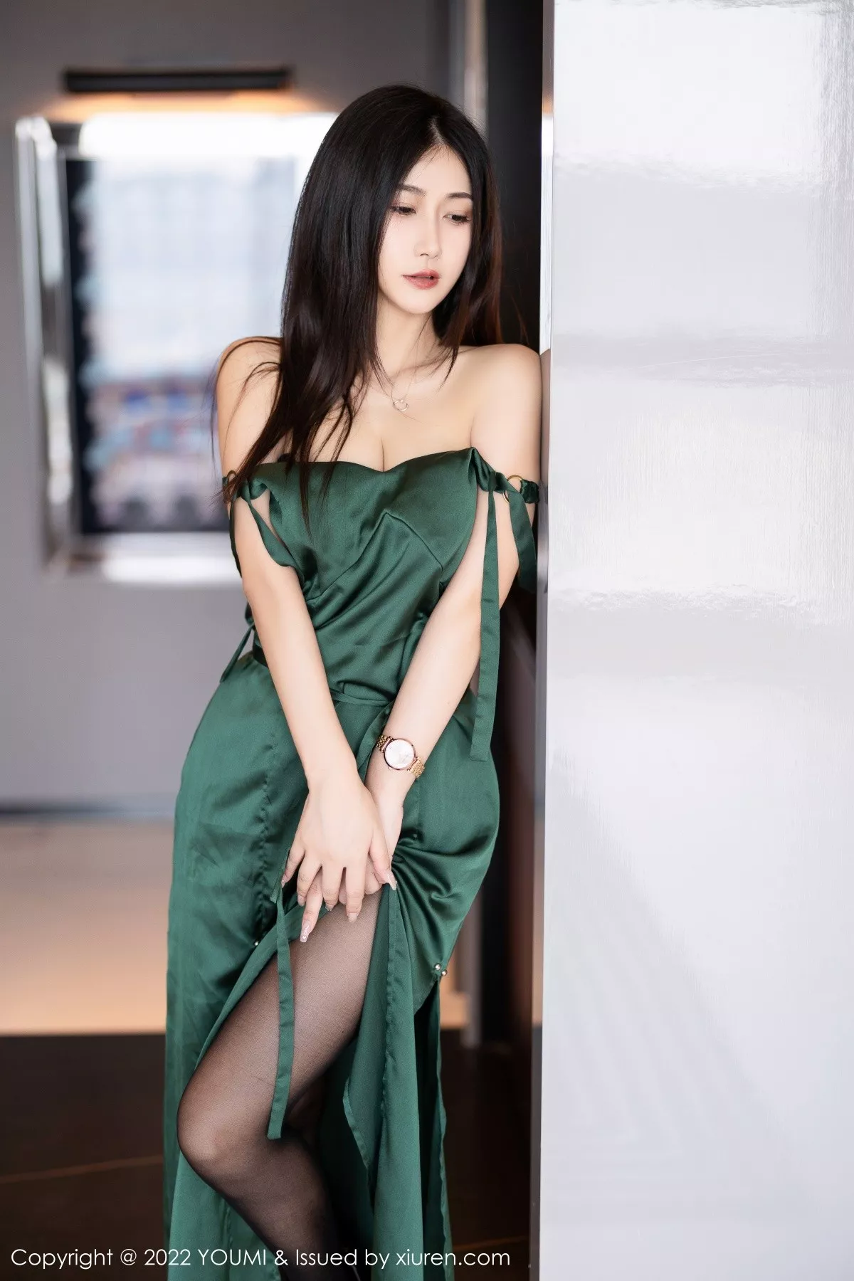 秀人集.com_[YouMi尤蜜荟]Vol.837_模特laura阿姣脱性感暗绿色长裙露黑色蕾丝内衣超薄黑丝诱惑写真70P