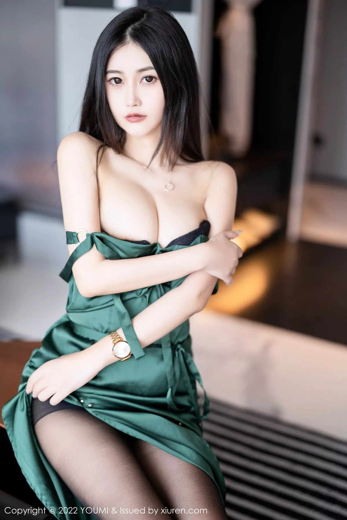 秀人集.com_[YouMi尤蜜荟]Vol.837_模特laura阿姣脱性感暗绿色长裙露黑色蕾丝内衣超薄黑丝诱惑写真70P