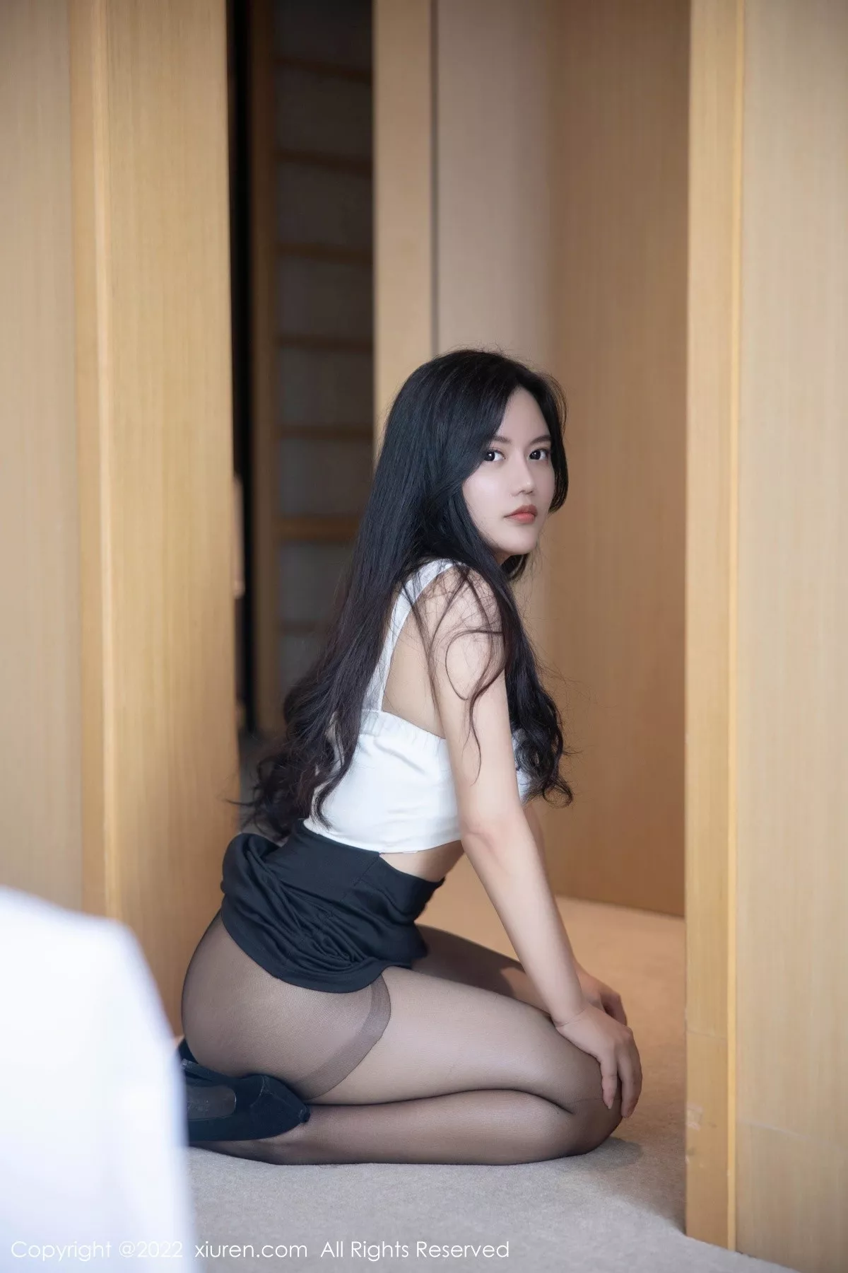 秀人集.com_[XiuRen秀人网]No.5518_新人模特吴小小性感白色收身上衣配黑短裙秀翘臀美腿诱惑写真69P