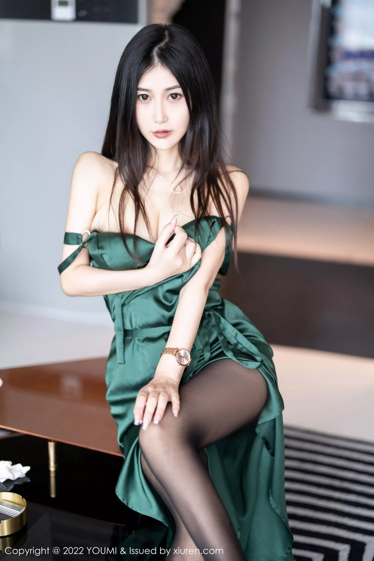 秀人集.com_[YouMi尤蜜荟]Vol.837_模特laura阿姣脱性感暗绿色长裙露黑色蕾丝内衣超薄黑丝诱惑写真70P