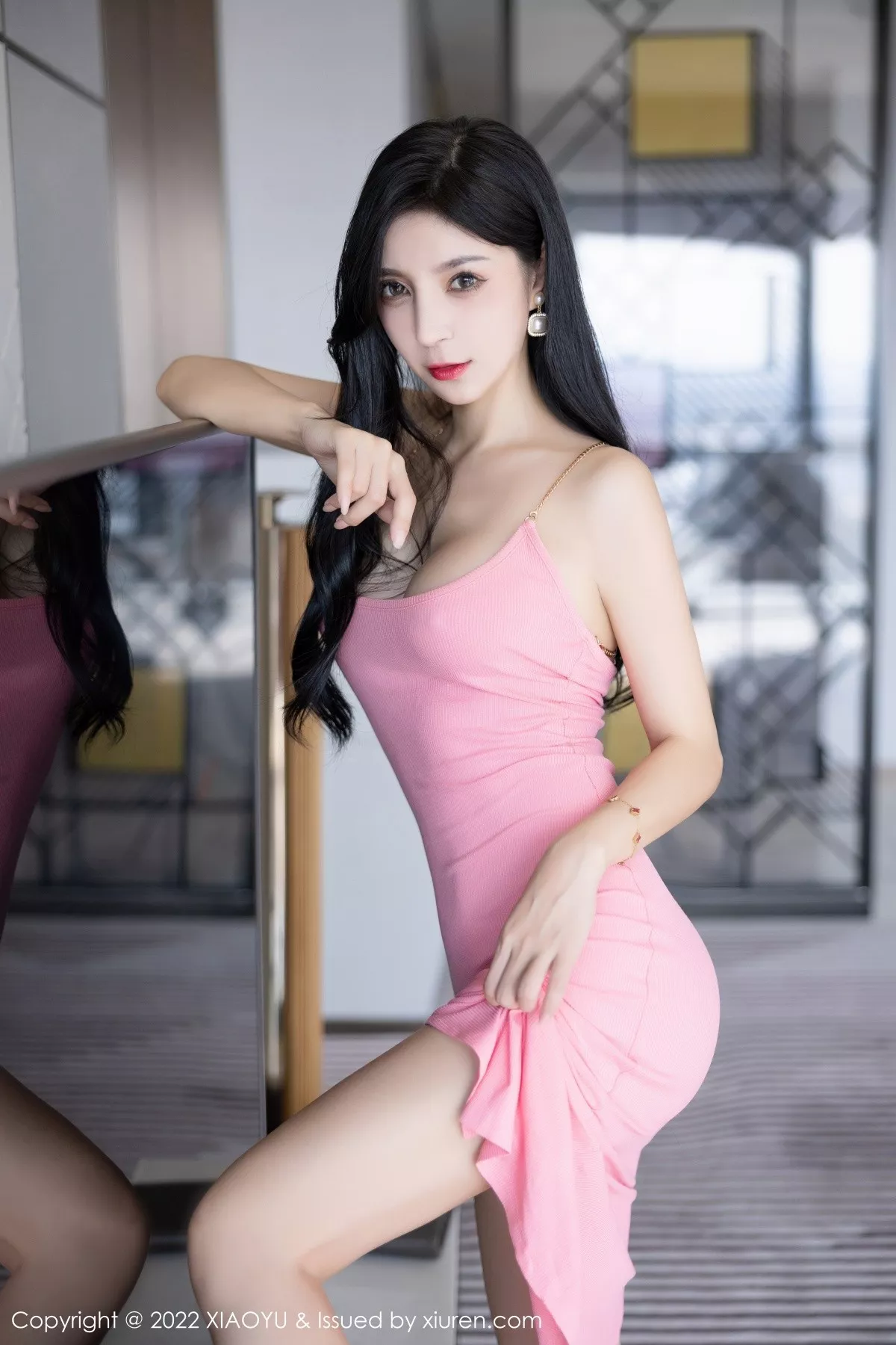 秀人集.com_[XiaoYu画语界]Vol.855_模特小蛮妖Yummy杭州旅拍脱粉色吊裙露白色蕾丝内衣诱惑写真78P