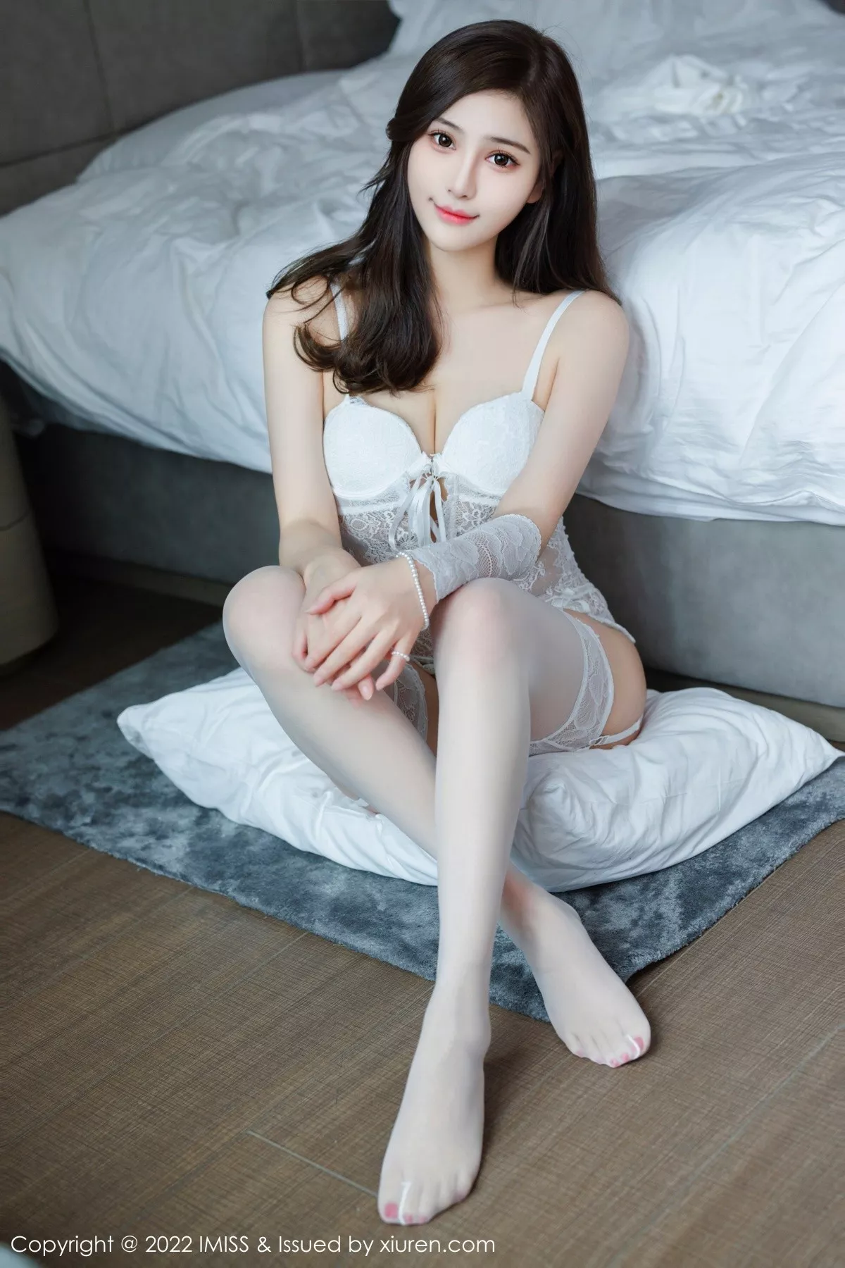 秀人集.com_[IMISS爱蜜社]Vol.696_气质女神Lavinia肉性感白色睡裙配白色丝袜秀凹凸身材诱惑写真36P