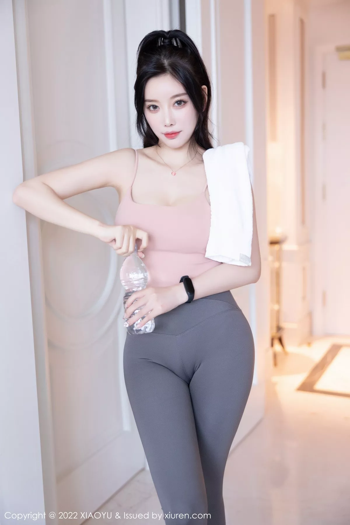 秀人集.com_[XiaoYu画语界]Vol.856_女神杨晨晨Yome心愿旅拍浅粉色吊带配深灰运动裤撩人诱惑写真91P
