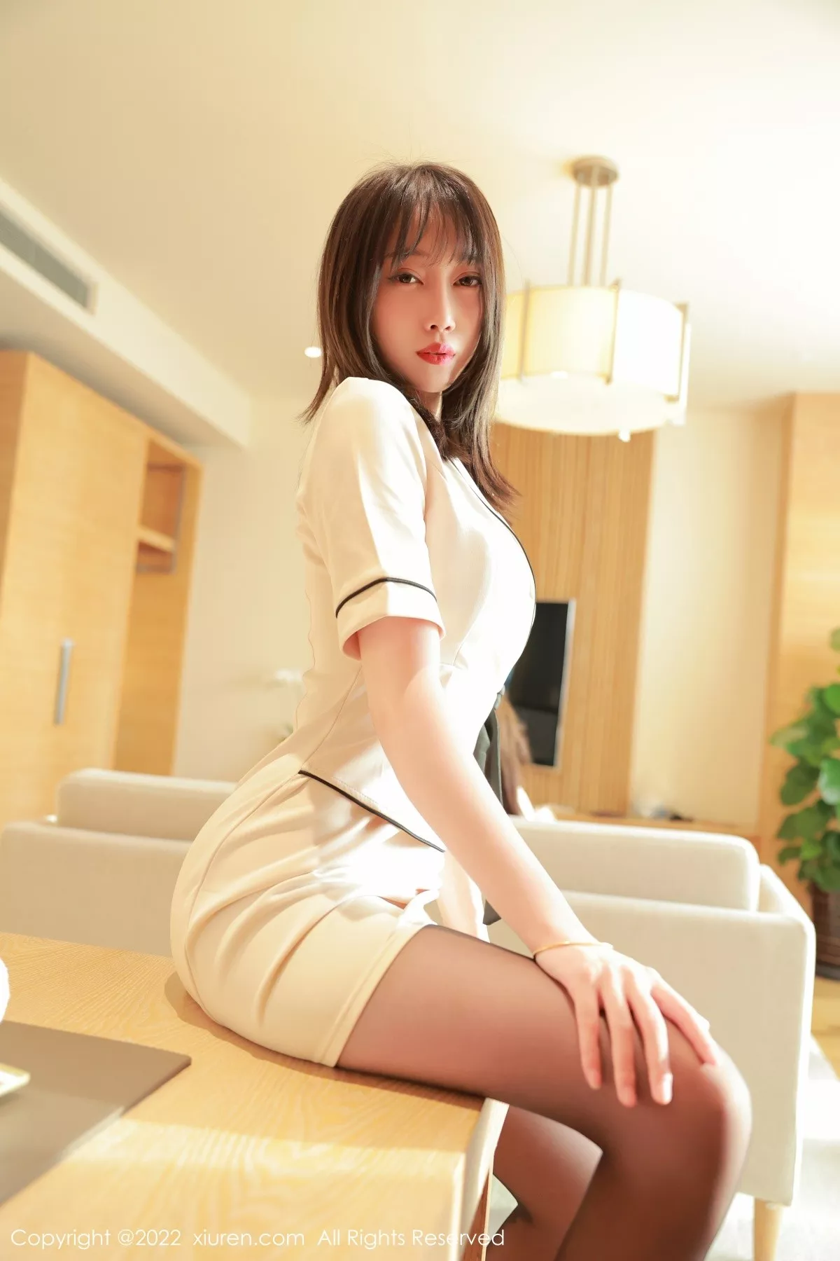 秀人集.com_[XiuRen秀人网]No.5534_模特玥儿玥er香格里拉旅拍角色扮演黄色制服配开档黑丝诱惑写真60P