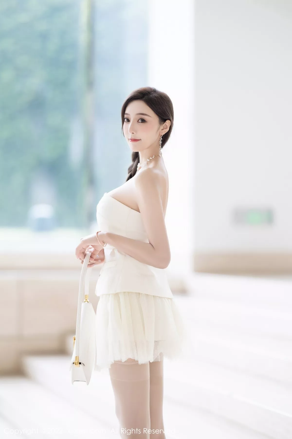 秀人集.com_[XiuRen秀人网]No.5539_女神王馨瑶yanni白色露肩服饰+珍珠色睡裙配蕾丝吊袜诱惑写真78P