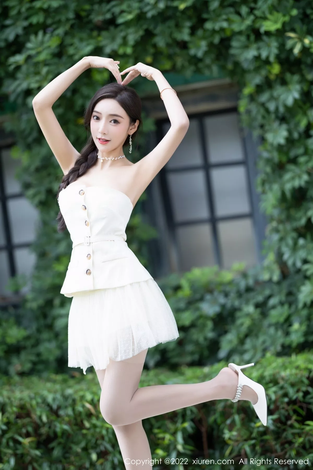 秀人集.com_[XiuRen秀人网]No.5539_女神王馨瑶yanni白色露肩服饰+珍珠色睡裙配蕾丝吊袜诱惑写真78P