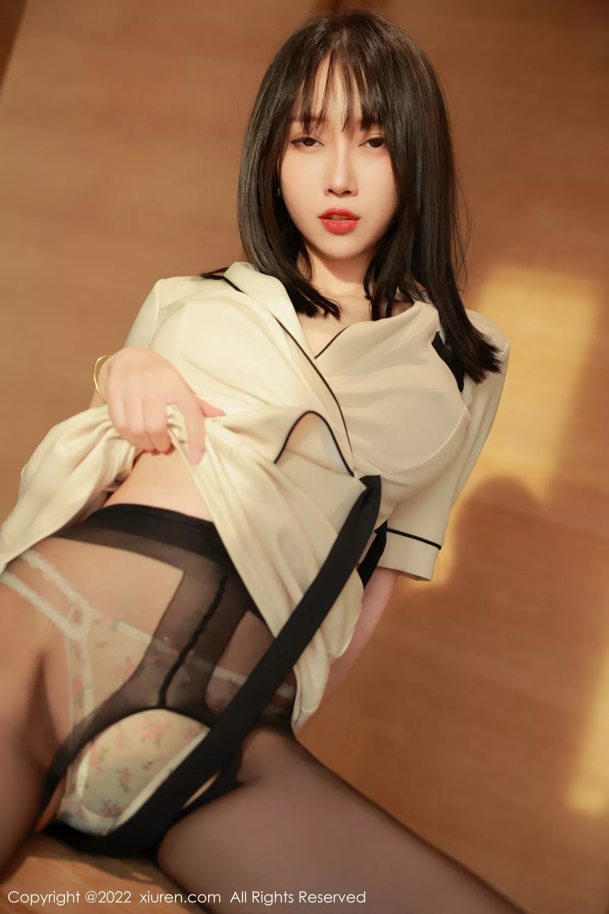 秀人集.com_[XiuRen秀人网]No.5534_模特玥儿玥er香格里拉旅拍角色扮演黄色制服配开档黑丝诱惑写真60P