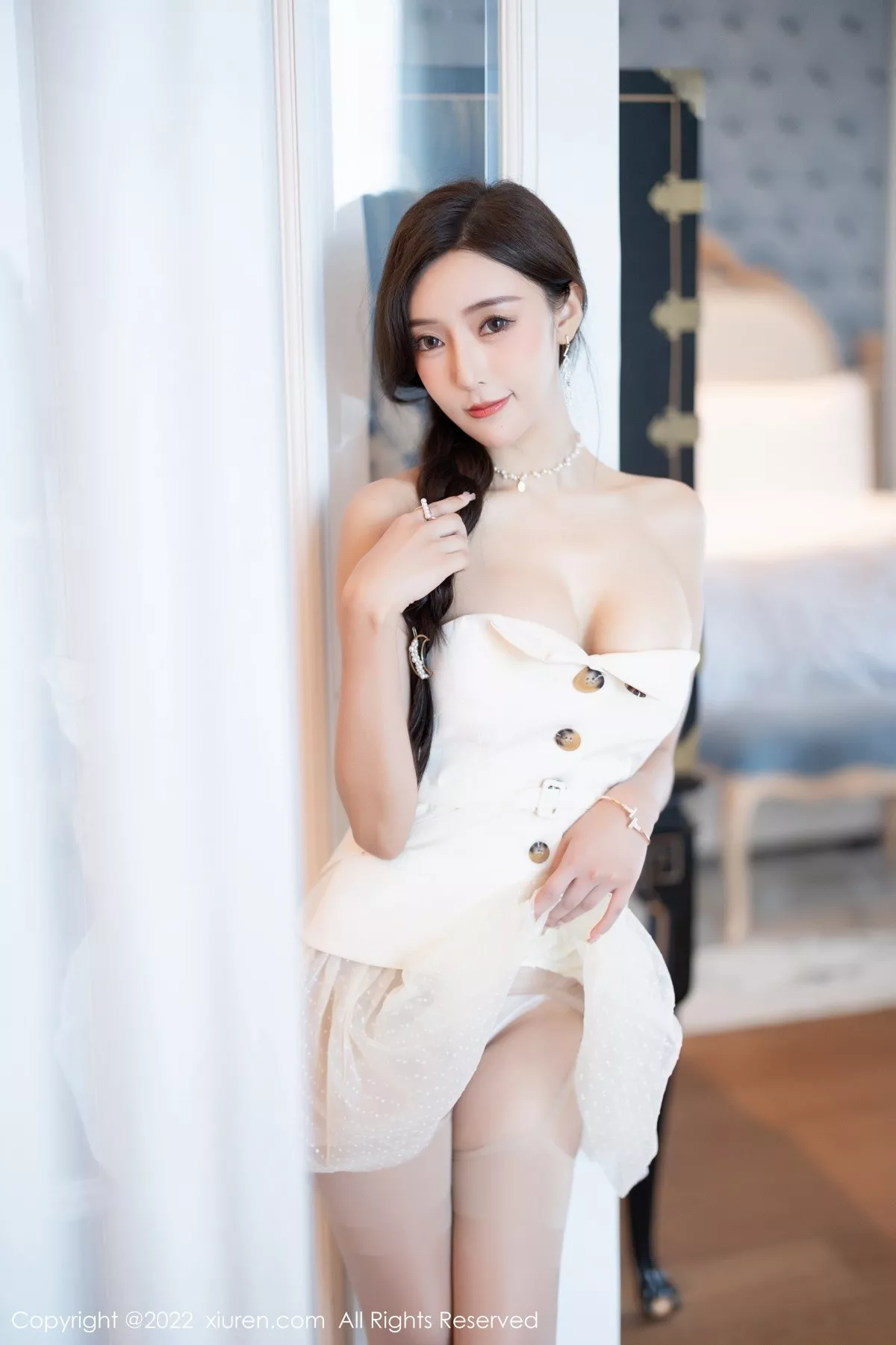秀人集.com_[XiuRen秀人网]No.5539_女神王馨瑶yanni白色露肩服饰+珍珠色睡裙配蕾丝吊袜诱惑写真78P