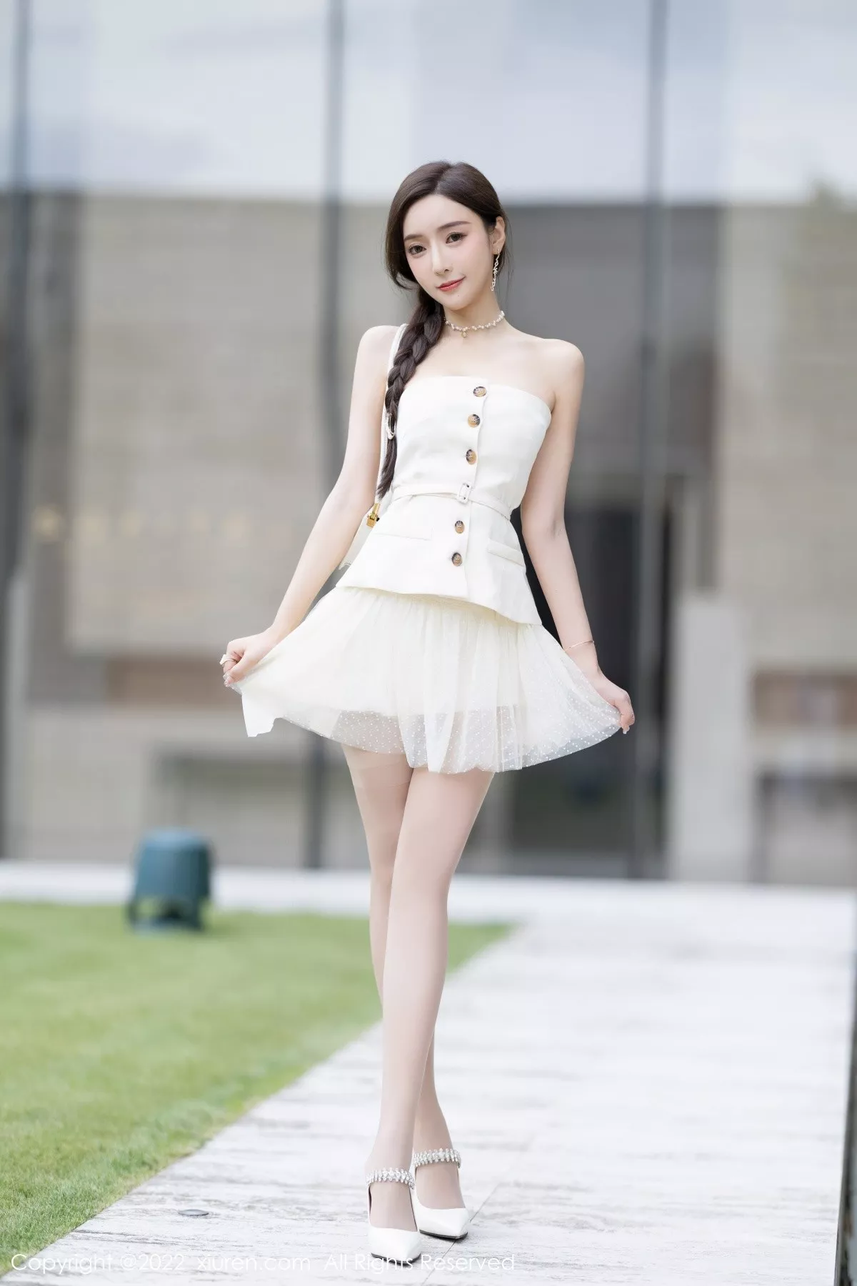 秀人集.com_[XiuRen秀人网]No.5539_女神王馨瑶yanni白色露肩服饰+珍珠色睡裙配蕾丝吊袜诱惑写真78P