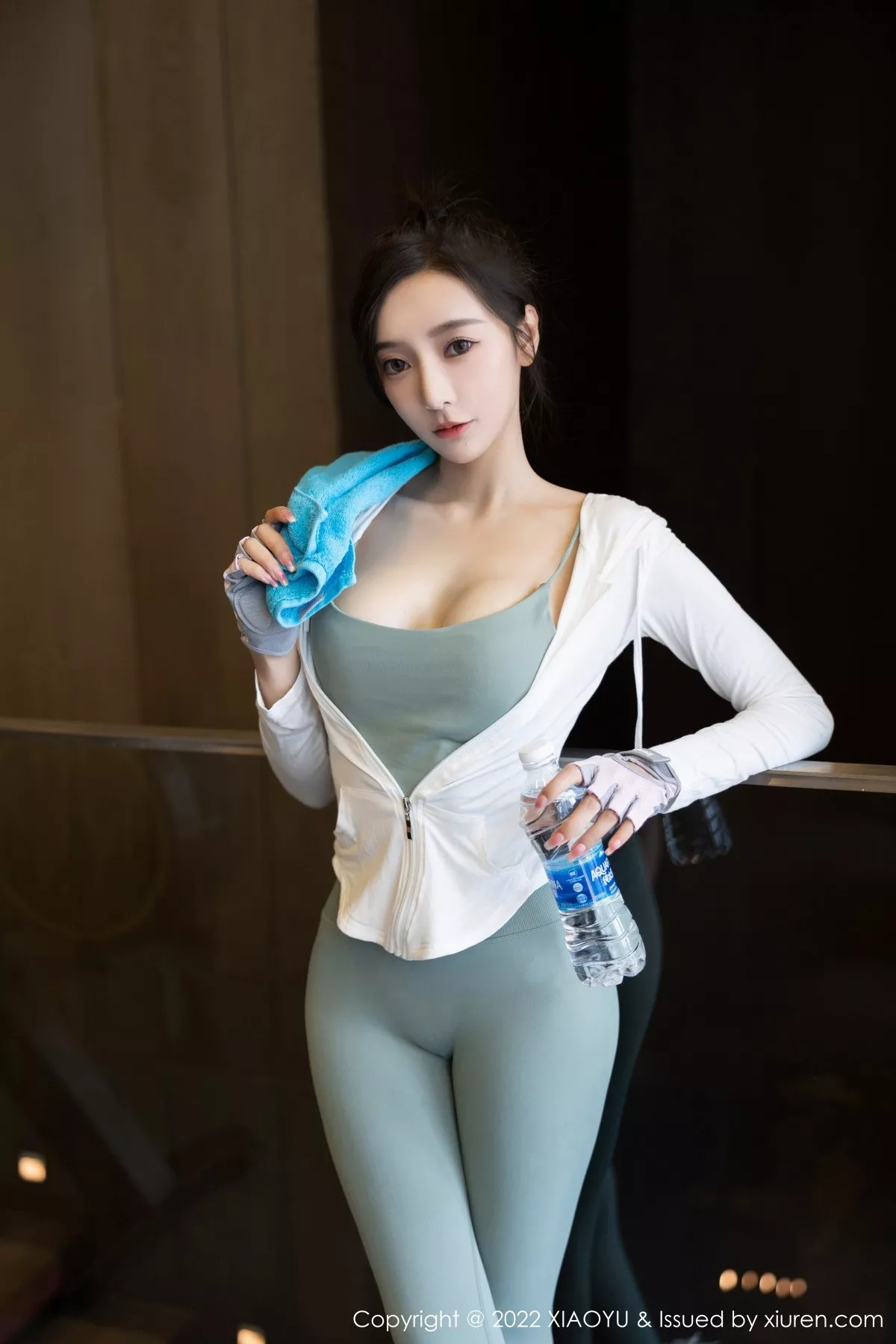 秀人集.com_[XiaoYu画语界]Vol.857_女神王馨瑶yanni健身所场绿灰色运动服半脱秀完美身材诱惑写真85P