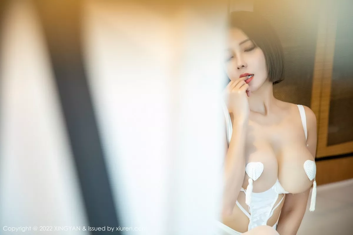 秀人集.com_[XINGYAN星颜社]VOL.145_御姐果儿Victoria性感白色情趣内衣露豪乳血滴子遮点惹火诱惑写真68P