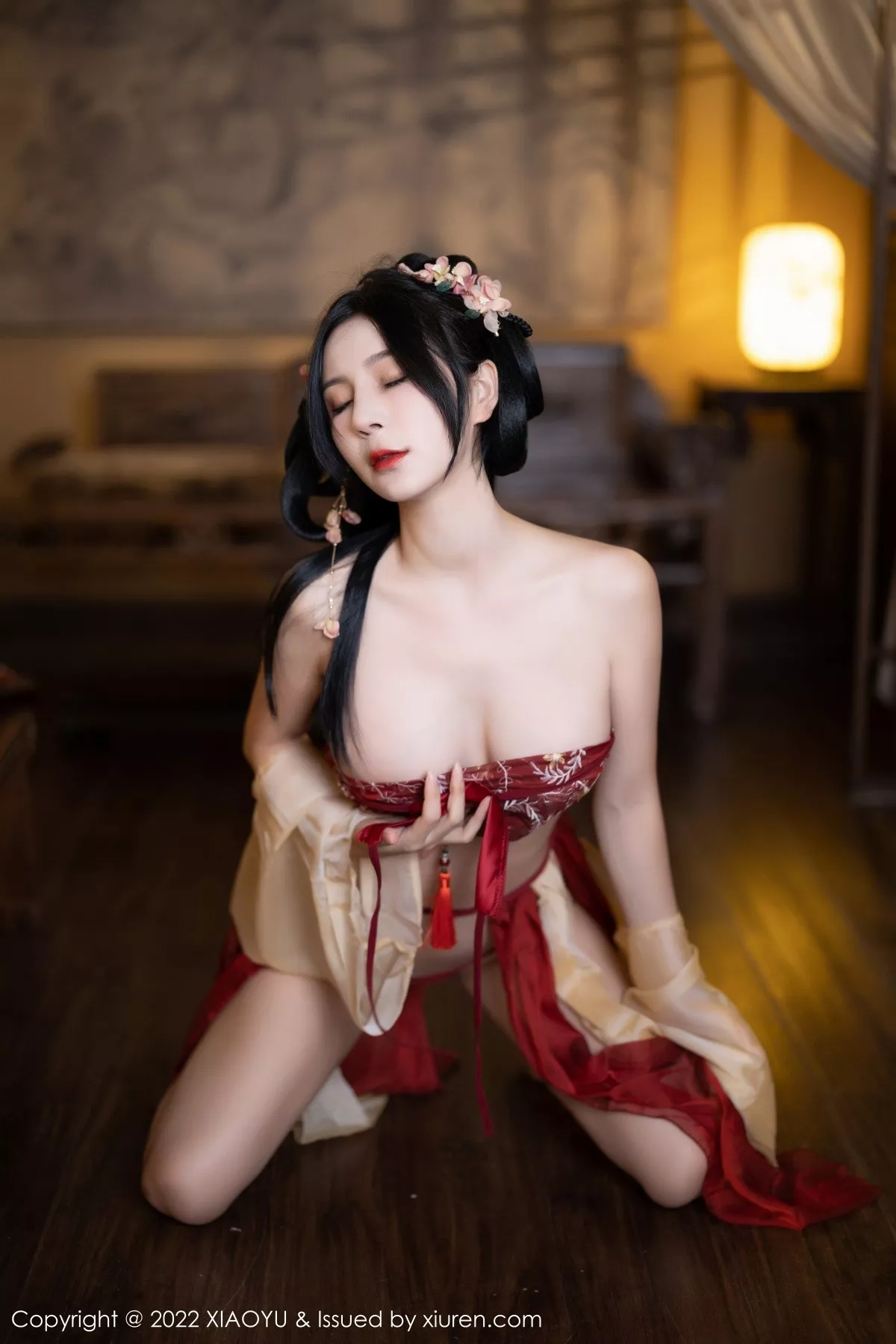 秀人集.com_[XiaoYu画语界]Vol.858_模特小蛮妖Yummy杭州旅拍红色丝绸古装服露白嫩肌肤诱惑写真81P