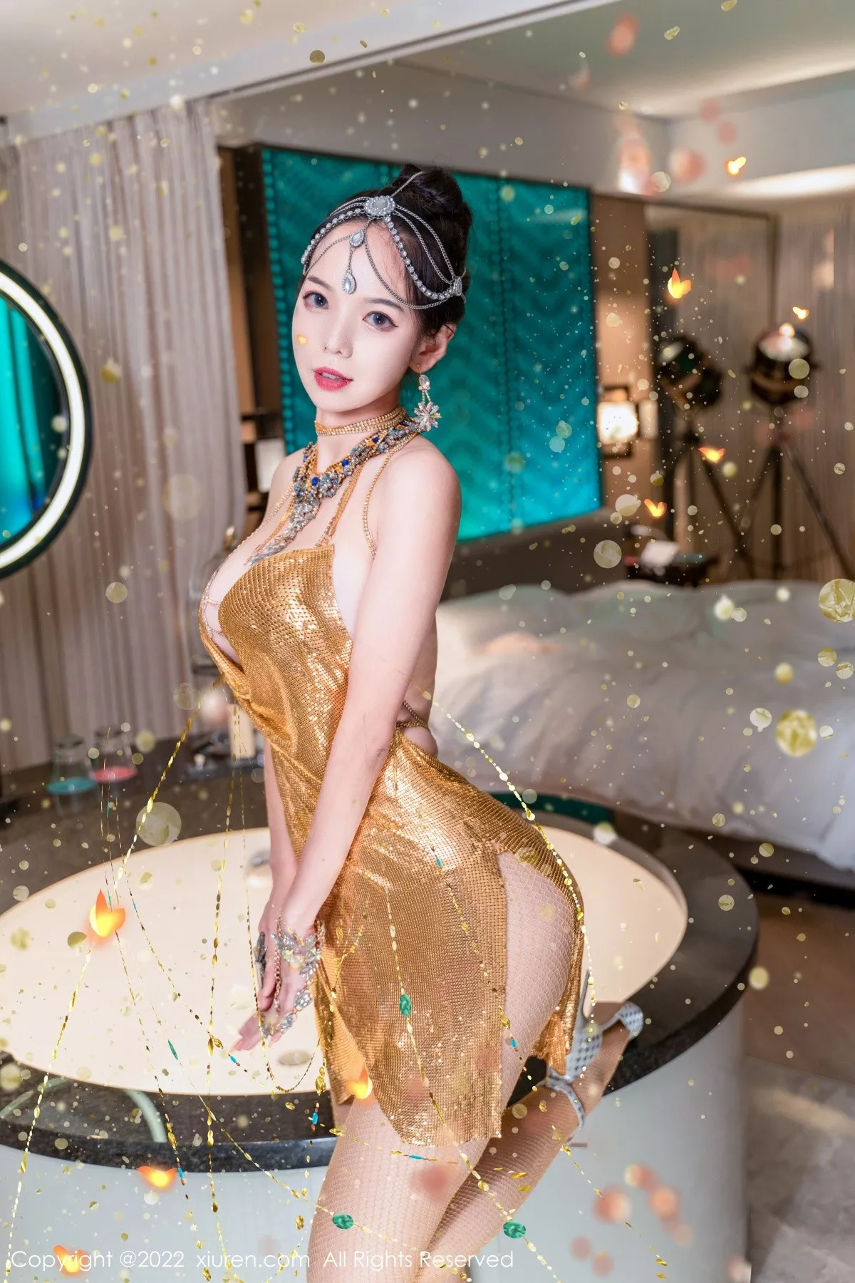 秀人集.com_[XiuRen秀人网]No.5559_模特大美妞儿黄金甲主题性感情趣吊带真空秀豪乳翘臀诱惑写真62P