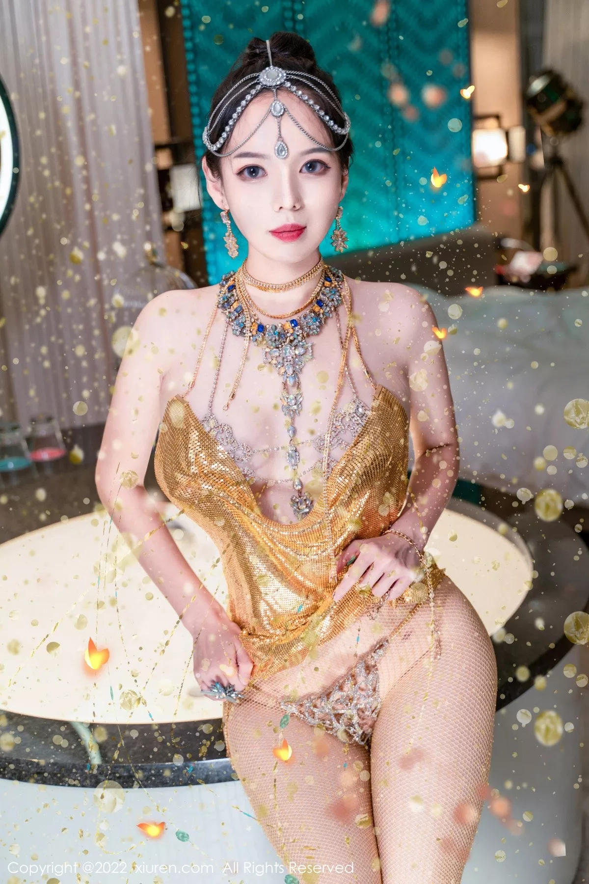 秀人集.com_[XiuRen秀人网]No.5559_模特大美妞儿黄金甲主题性感情趣吊带真空秀豪乳翘臀诱惑写真62P