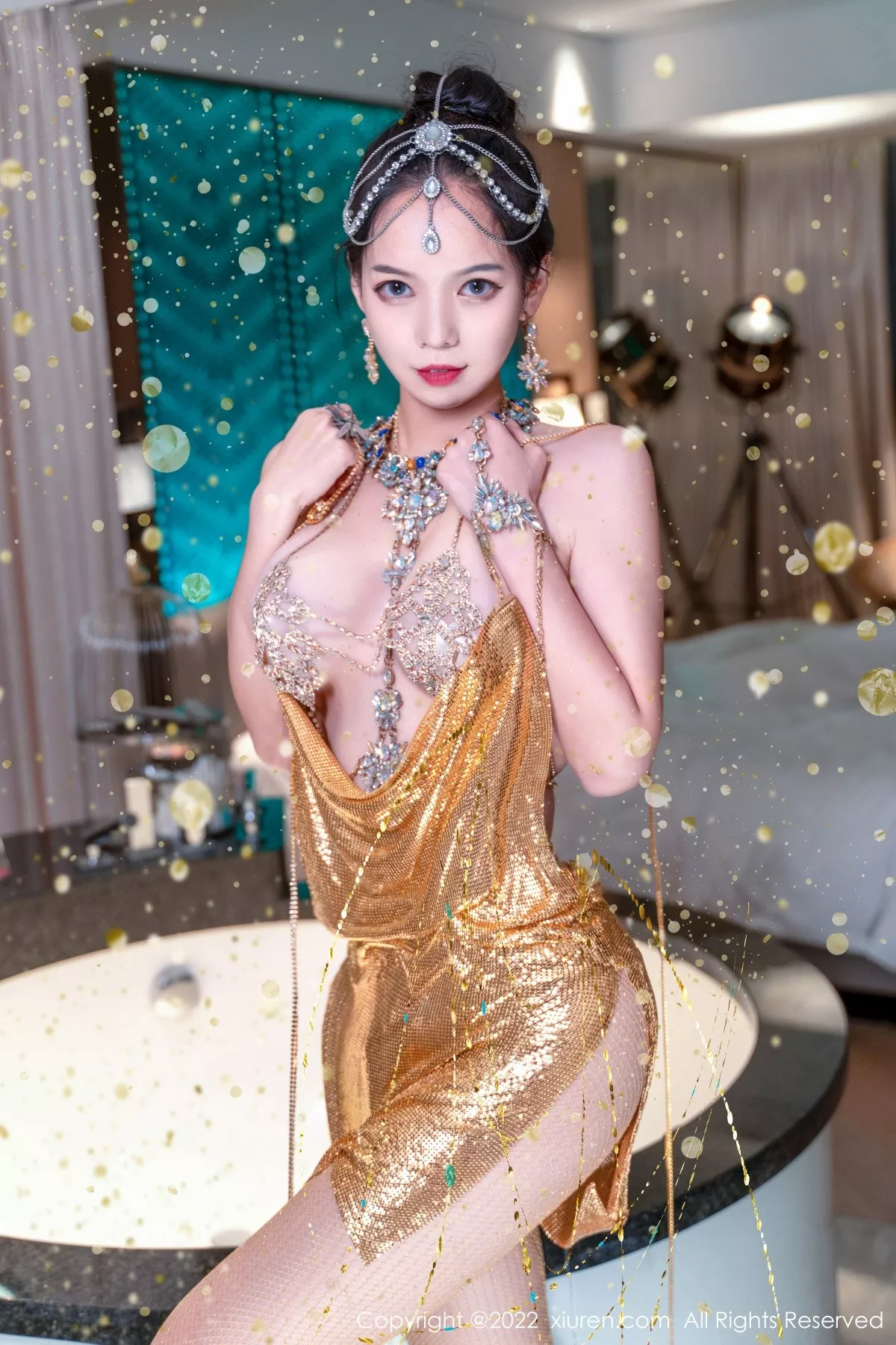 秀人集.com_[XiuRen秀人网]No.5559_模特大美妞儿黄金甲主题性感情趣吊带真空秀豪乳翘臀诱惑写真62P