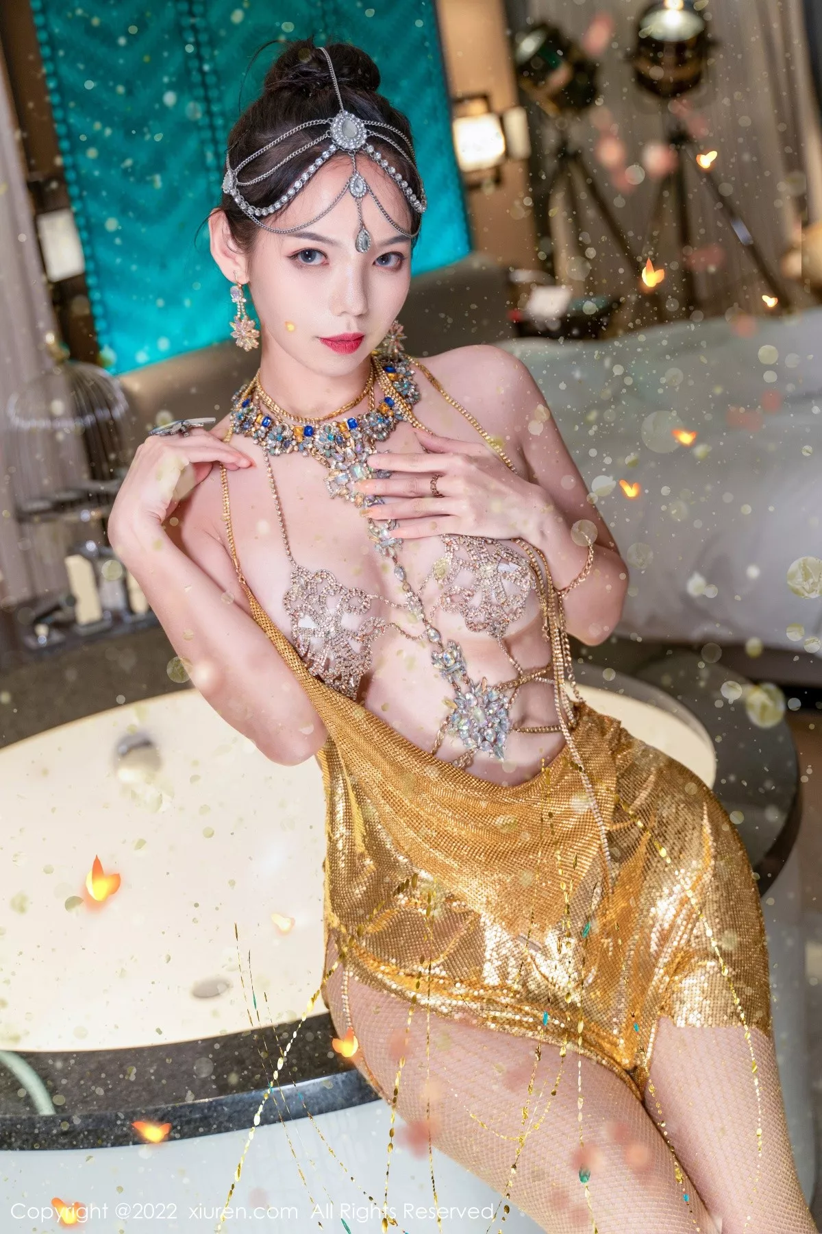 秀人集.com_[XiuRen秀人网]No.5559_模特大美妞儿黄金甲主题性感情趣吊带真空秀豪乳翘臀诱惑写真62P