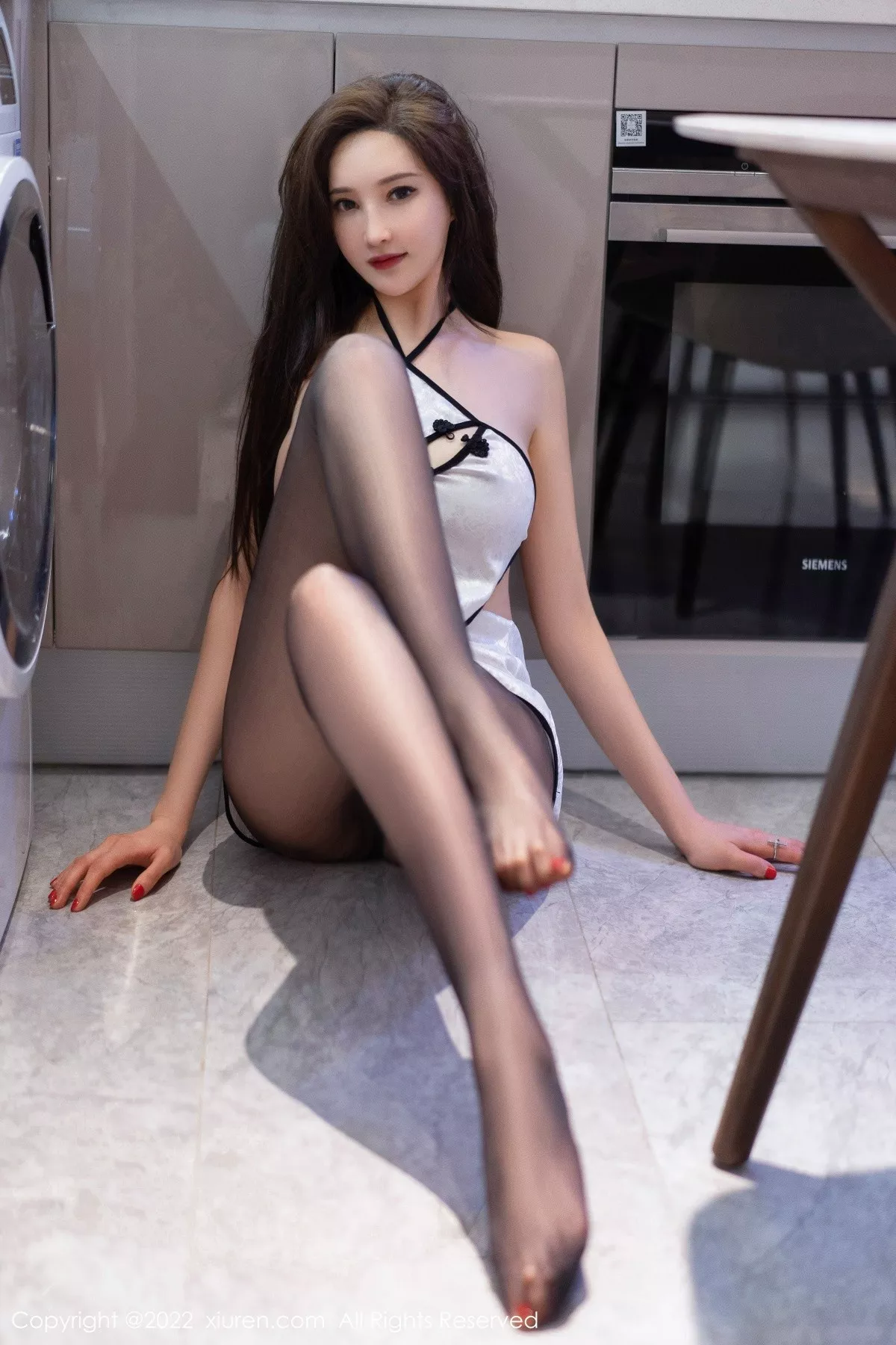 秀人集.com_[XiuRen秀人网]No.5572_女神奶瓶土肥圆私房性感白色丝绸布兜配超薄黑丝极致魅惑写真66P