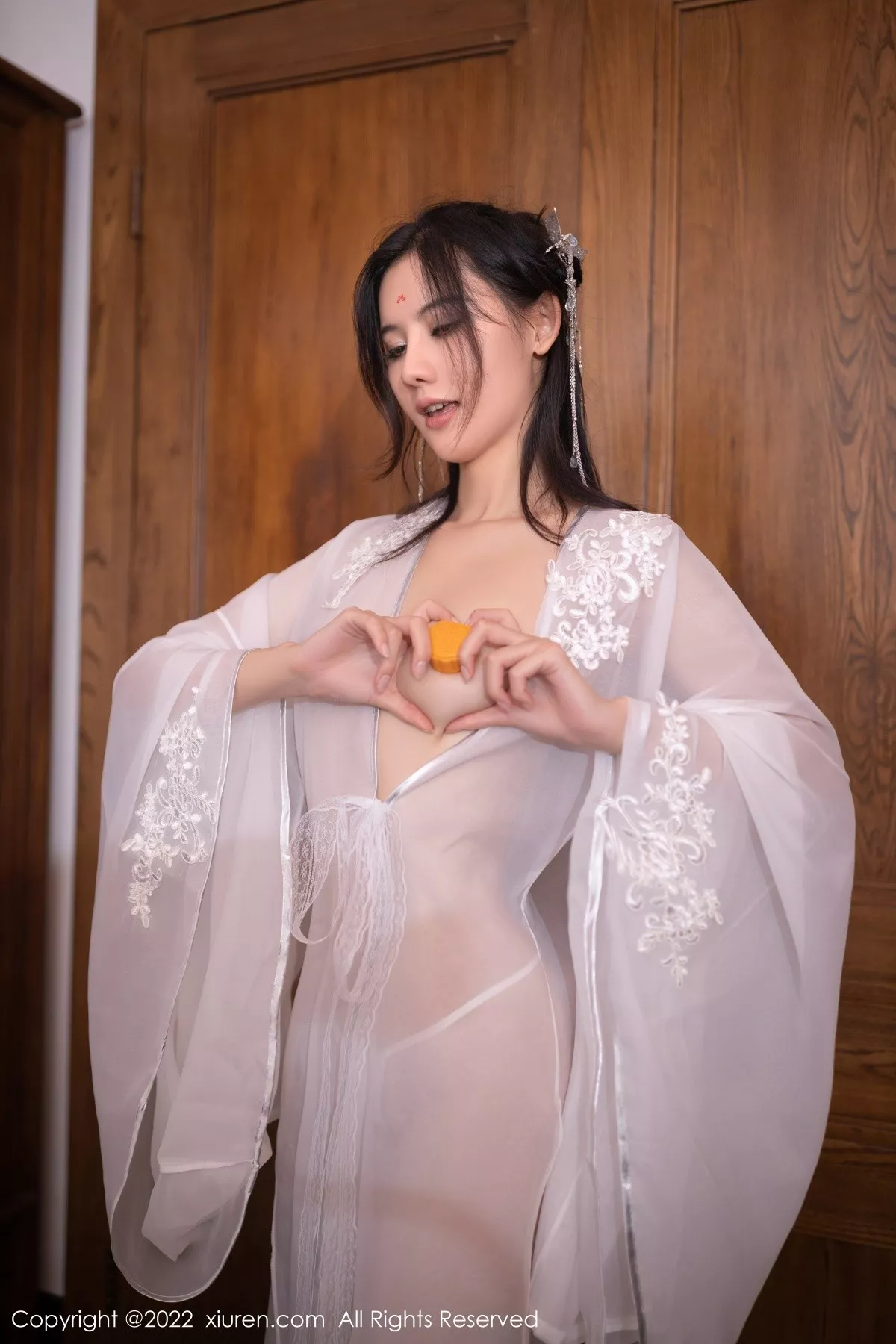 秀人集.com_[XiuRen秀人网]No.5573_模特就是阿朱啊嫦娥装扮中秋主题白色服饰秀曼妙身姿诱惑写真85P