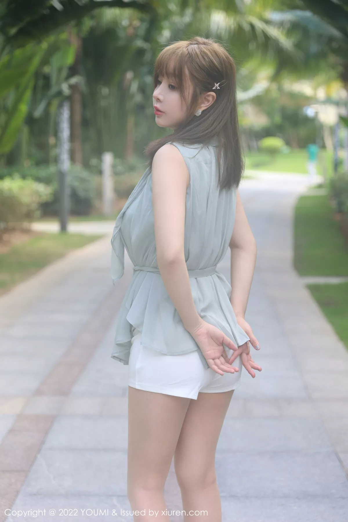 秀人集.com_[YouMi尤蜜荟]Vol.841_女神王雨纯性感灰色上衣配白短裙半脱露性感蕾丝内衣诱惑写真71P